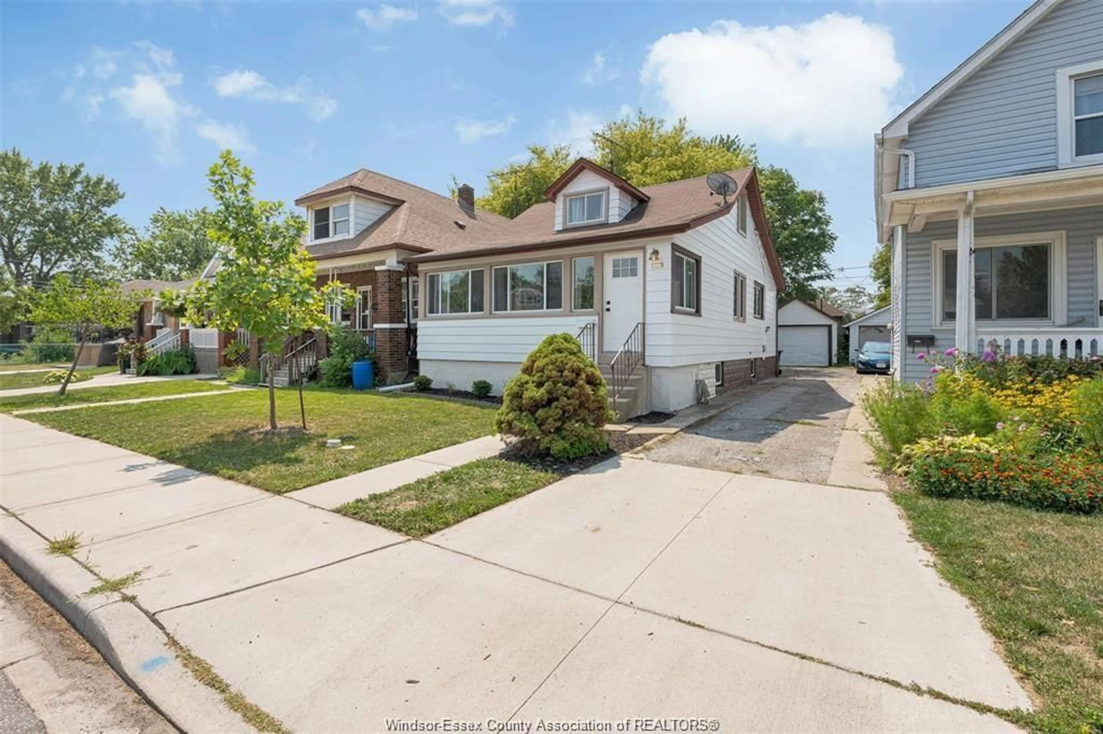 A pic from outside/outdoor area/front of a property/back of a property/a pic from drone, street for 1779 CADILLAC, Windsor Ontario N8Y 2V7