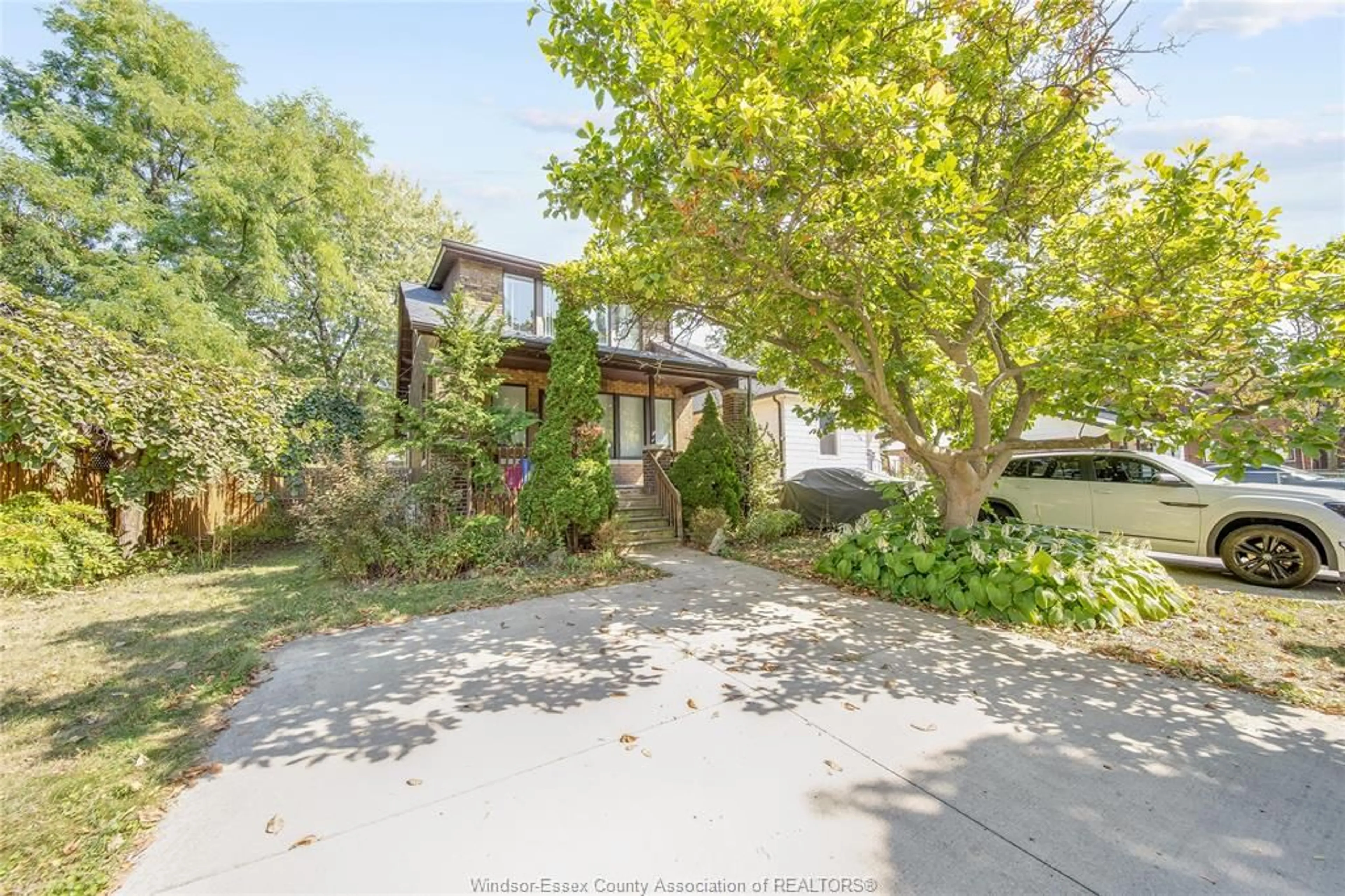 A pic from outside/outdoor area/front of a property/back of a property/a pic from drone, street for 126 RANKIN Ave, Windsor Ontario N9B 2R5