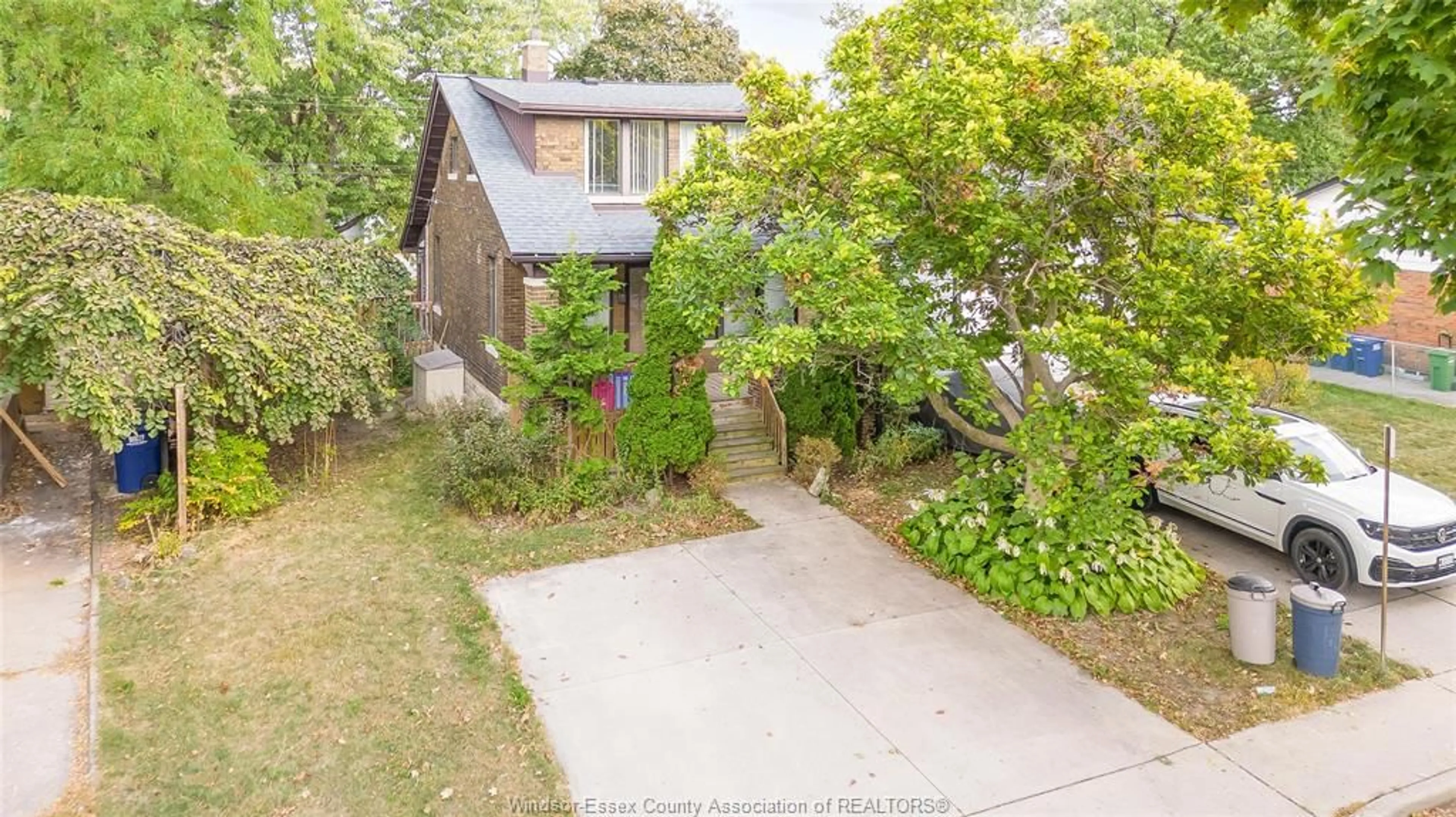 A pic from outside/outdoor area/front of a property/back of a property/a pic from drone, street for 126 RANKIN Ave, Windsor Ontario N9B 2R5