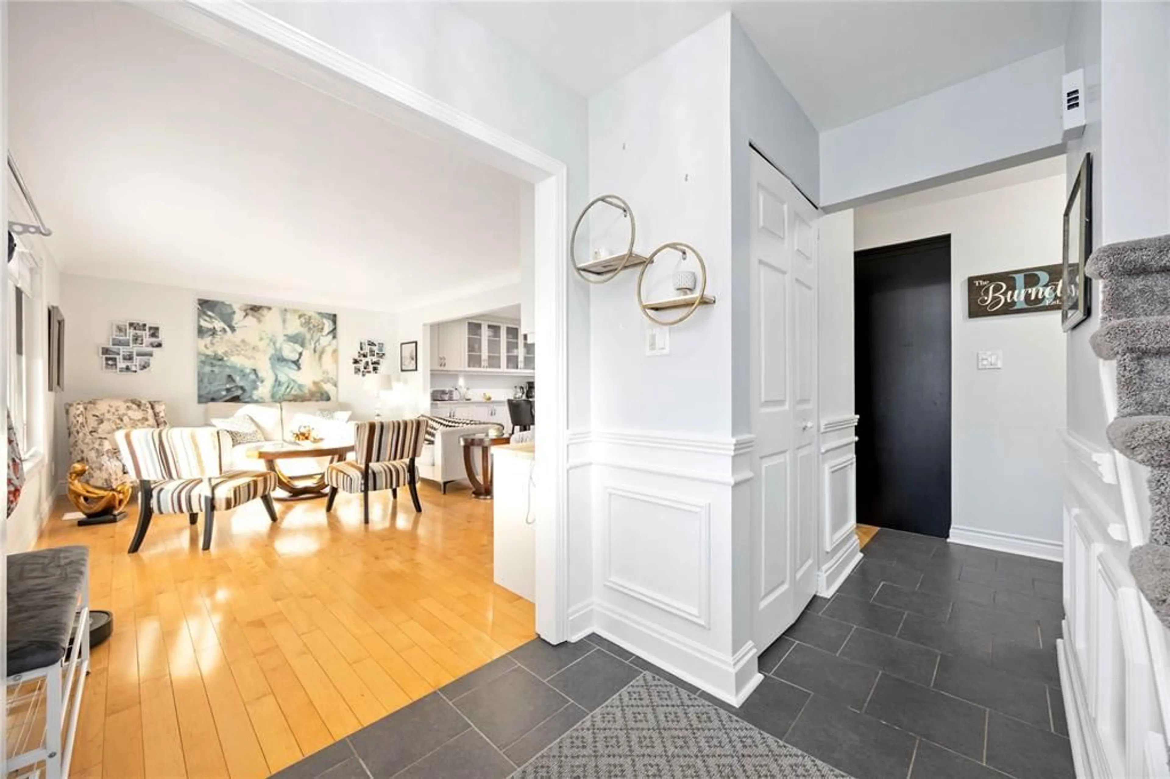 Indoor entryway for 1104 CATHCART Blvd, Sarnia Ontario N7S 2H5