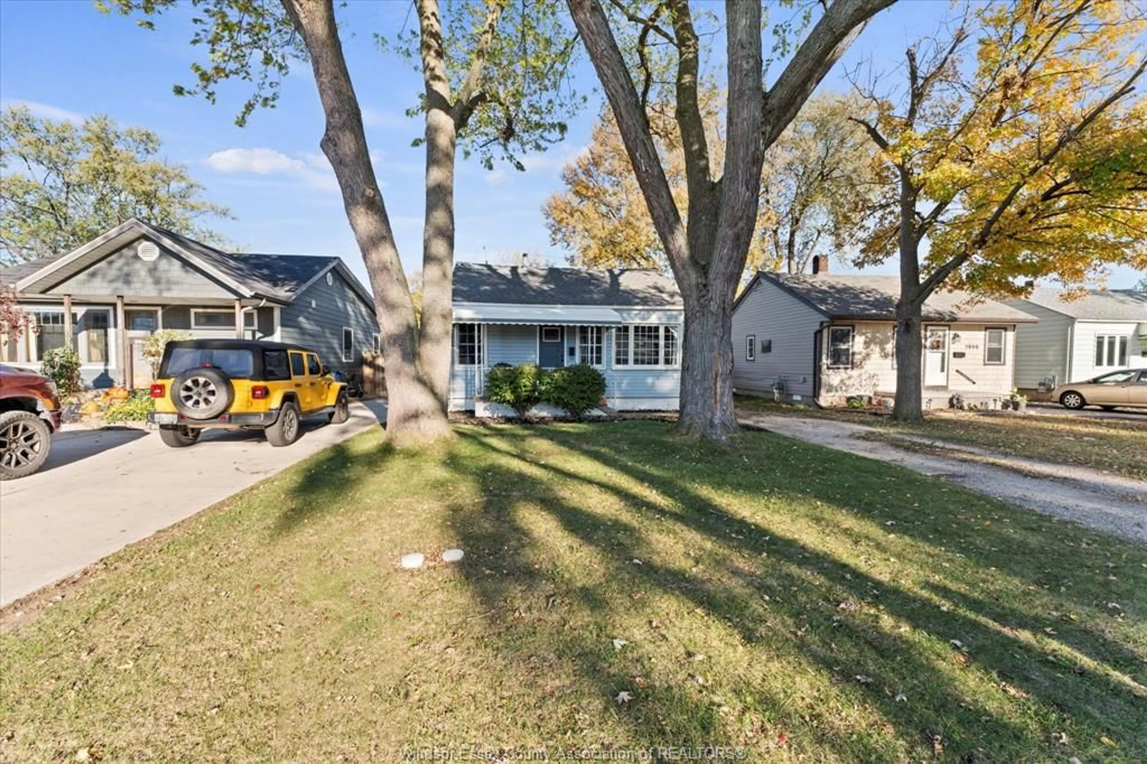 A pic from outside/outdoor area/front of a property/back of a property/a pic from drone, street for 1942 BERNARD, Windsor Ontario N8W 4R5