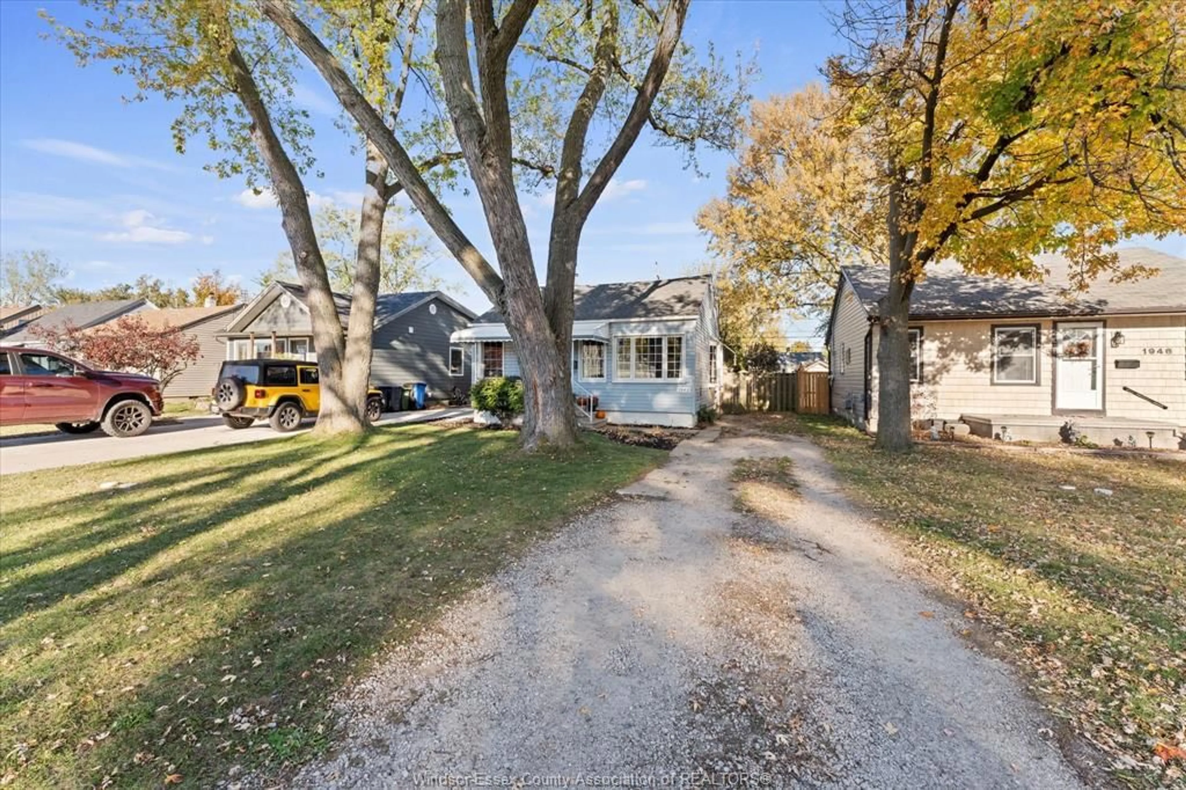 A pic from outside/outdoor area/front of a property/back of a property/a pic from drone, street for 1942 BERNARD, Windsor Ontario N8W 4R5