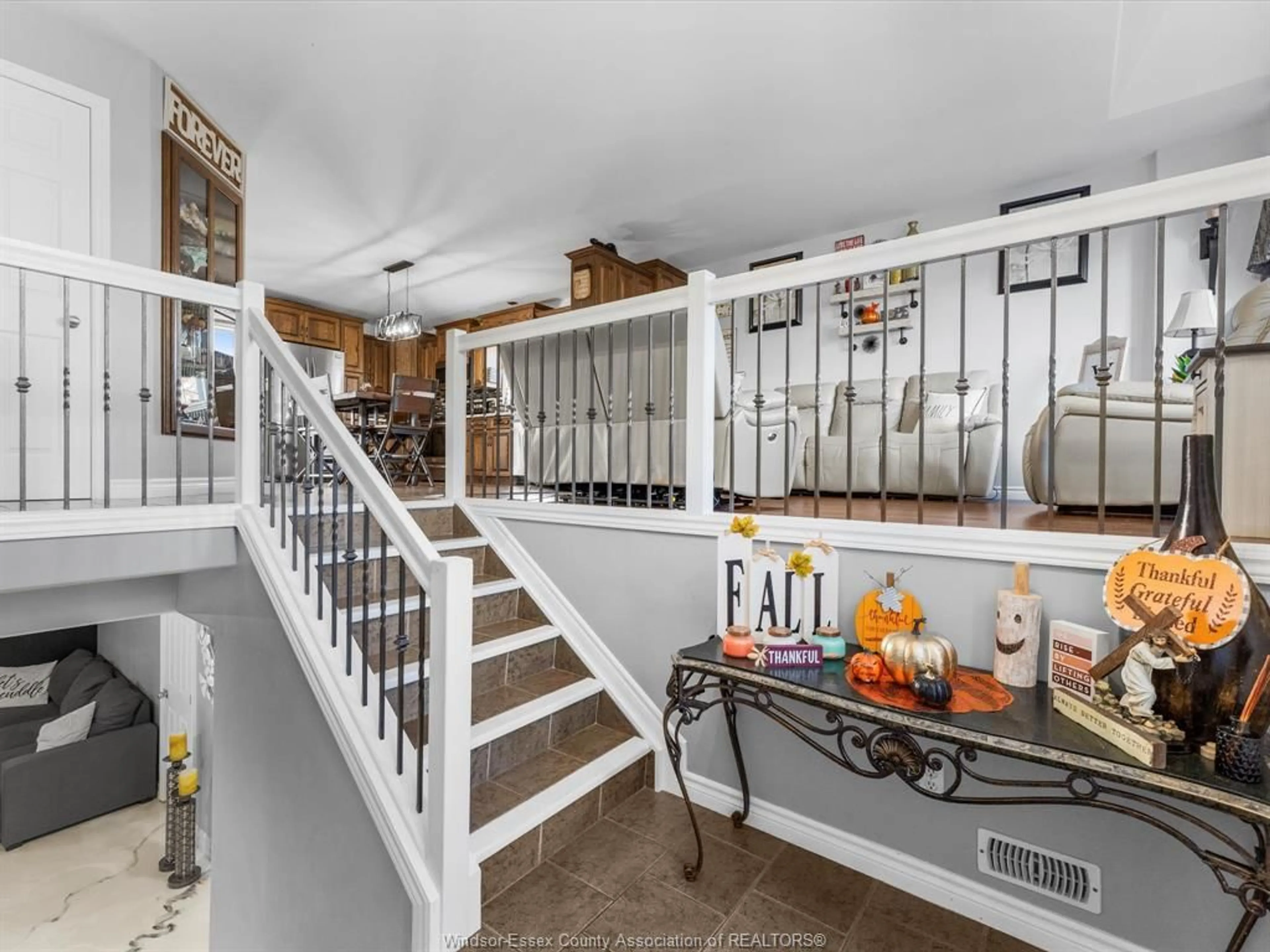 Indoor foyer for 9 HAZEL, Kingsville Ontario N9Y 0A8