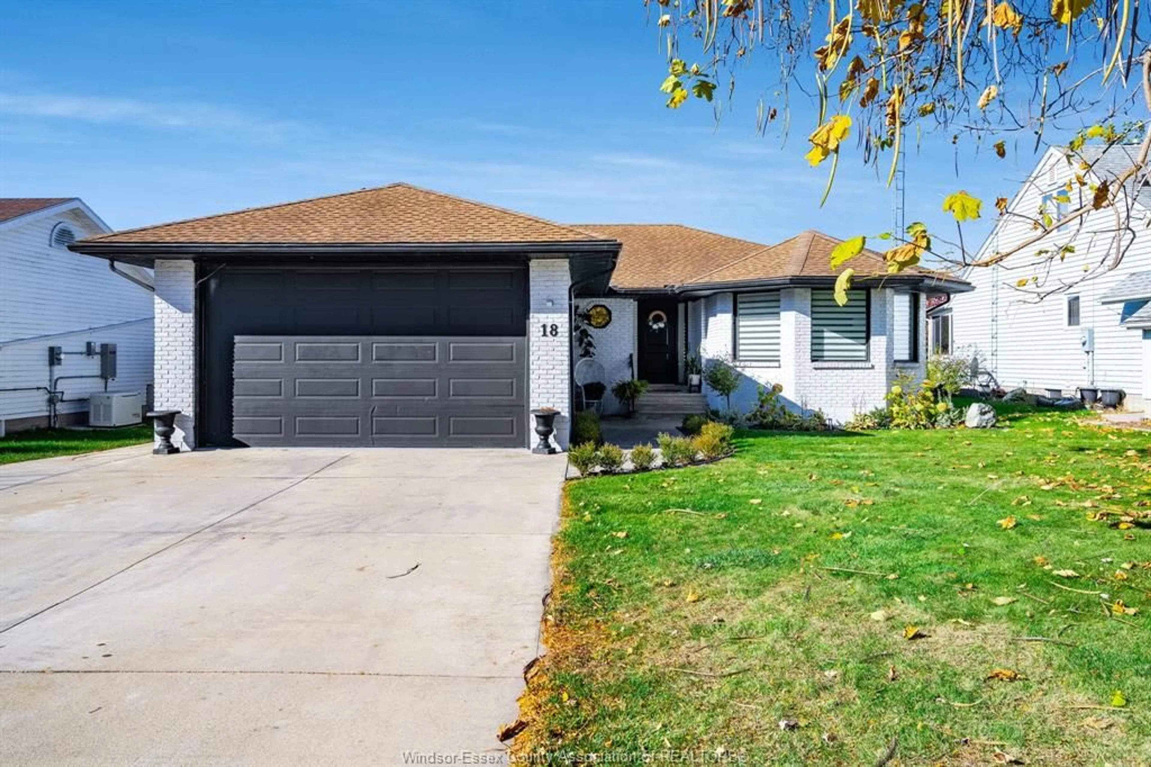 Home with vinyl exterior material, street for 18 William Ave, Kingsville Ontario N9Y 3T2