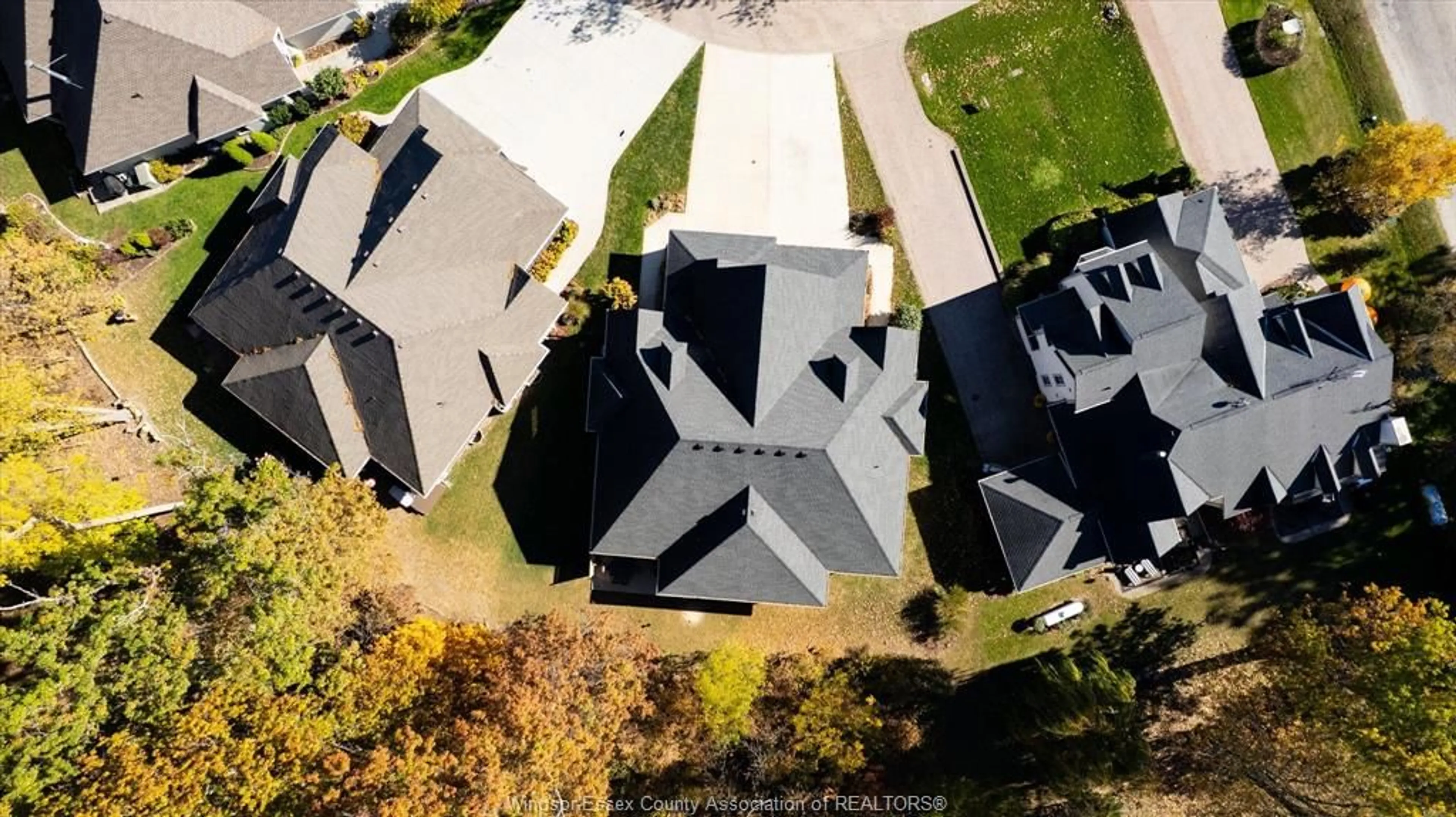 A pic from outside/outdoor area/front of a property/back of a property/a pic from drone, street for 69 RED OAK Cres, Amherstburg Ontario N9V 4C4