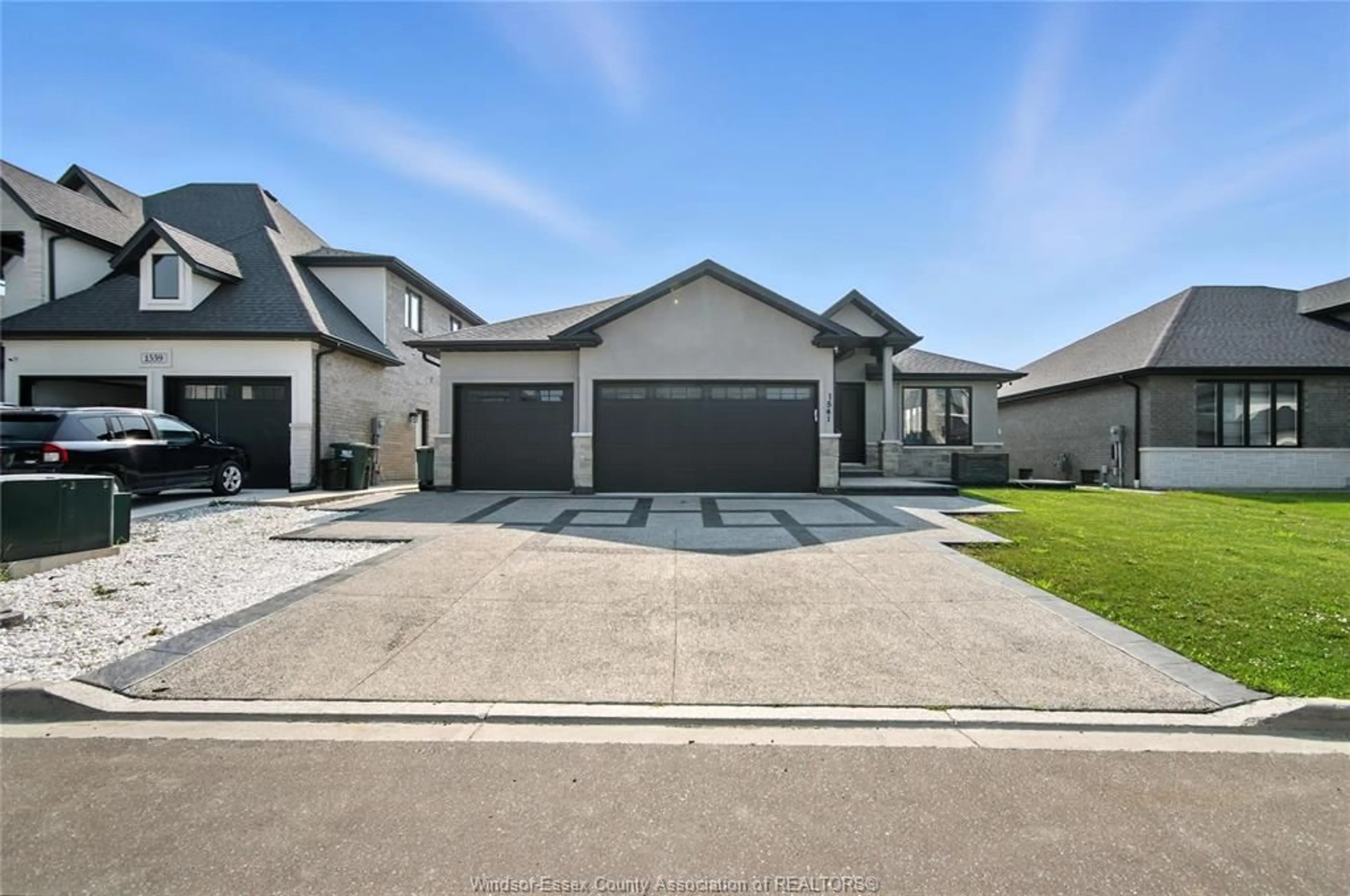 Indoor garage for 1541 CLEARWATER Ave, Windsor Ontario N8P 0E9