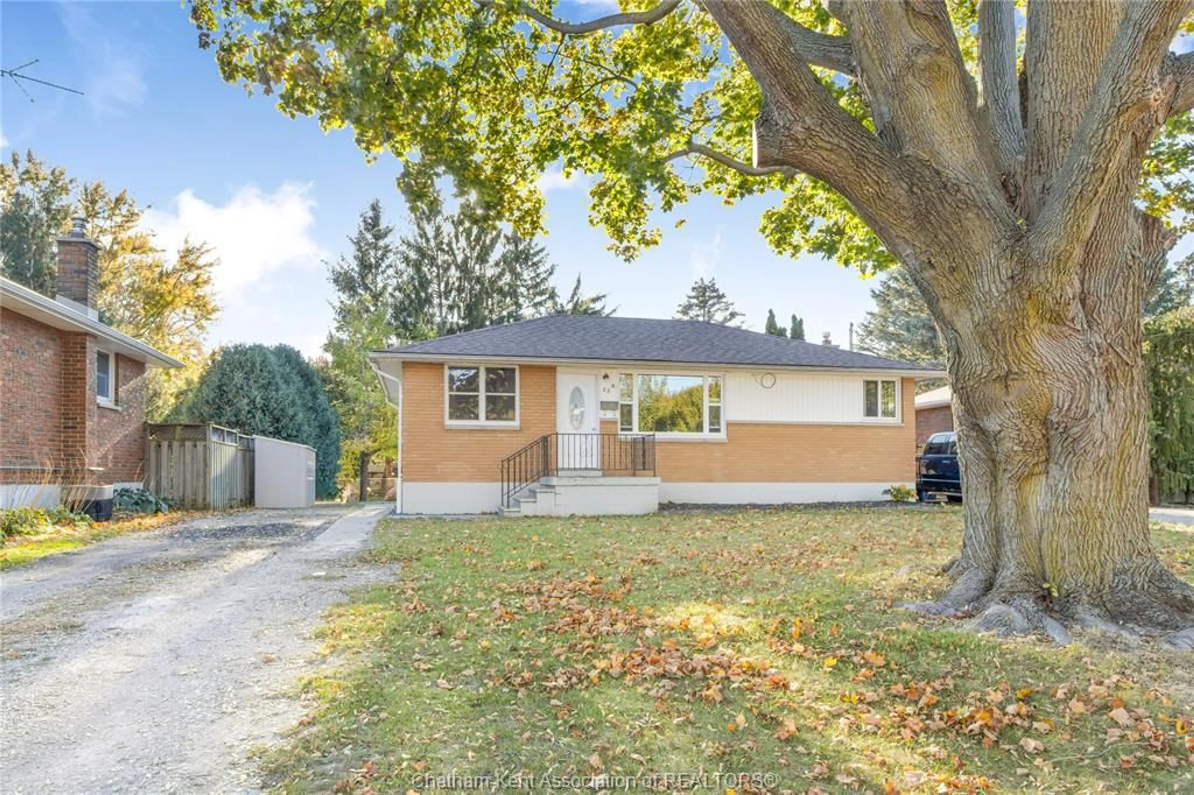 Home with vinyl exterior material, street for 28 SPURGEON Dr, Chatham Ontario N7L 3W5