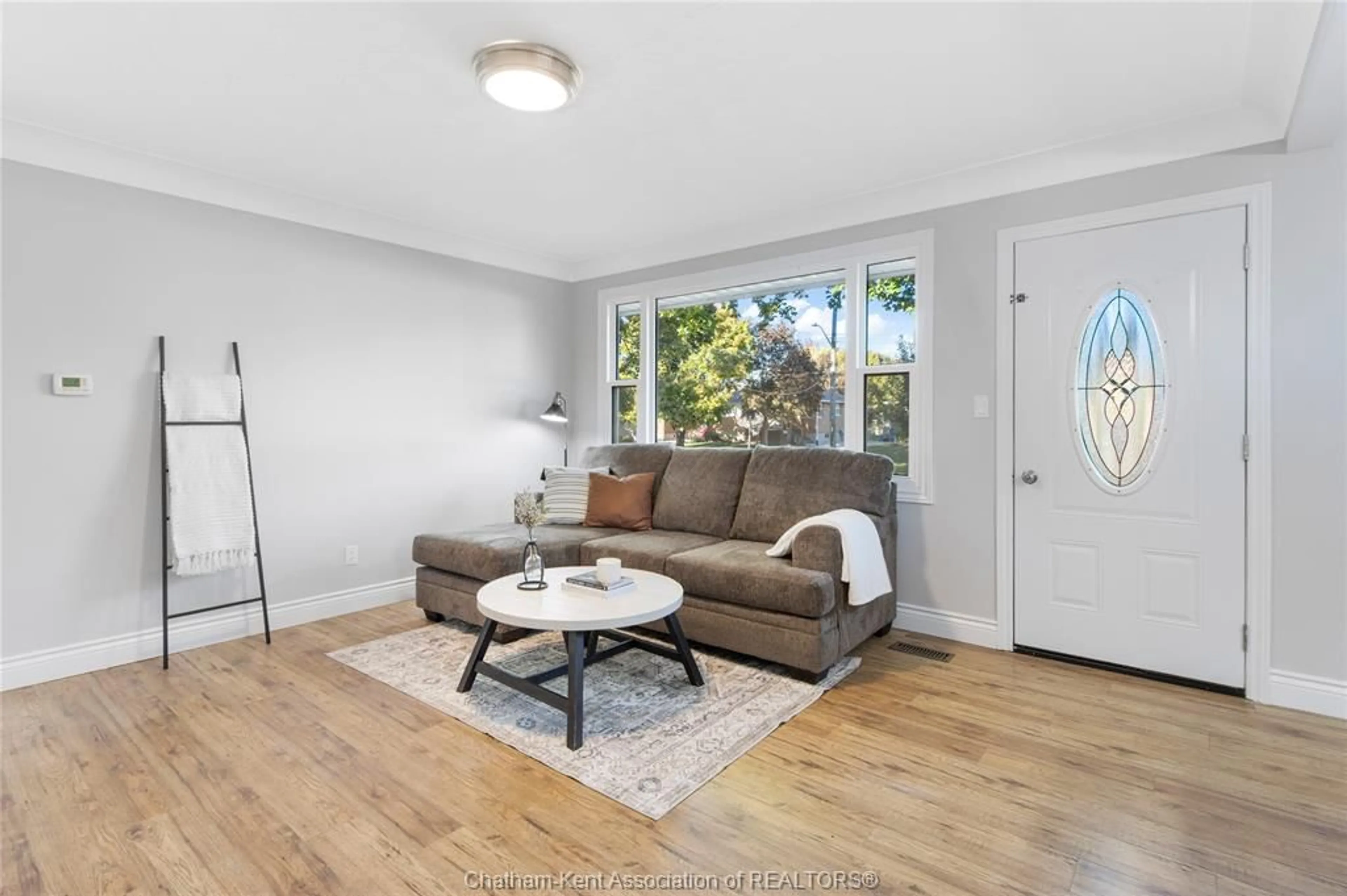 Living room with furniture, wood/laminate floor for 28 SPURGEON Dr, Chatham Ontario N7L 3W5