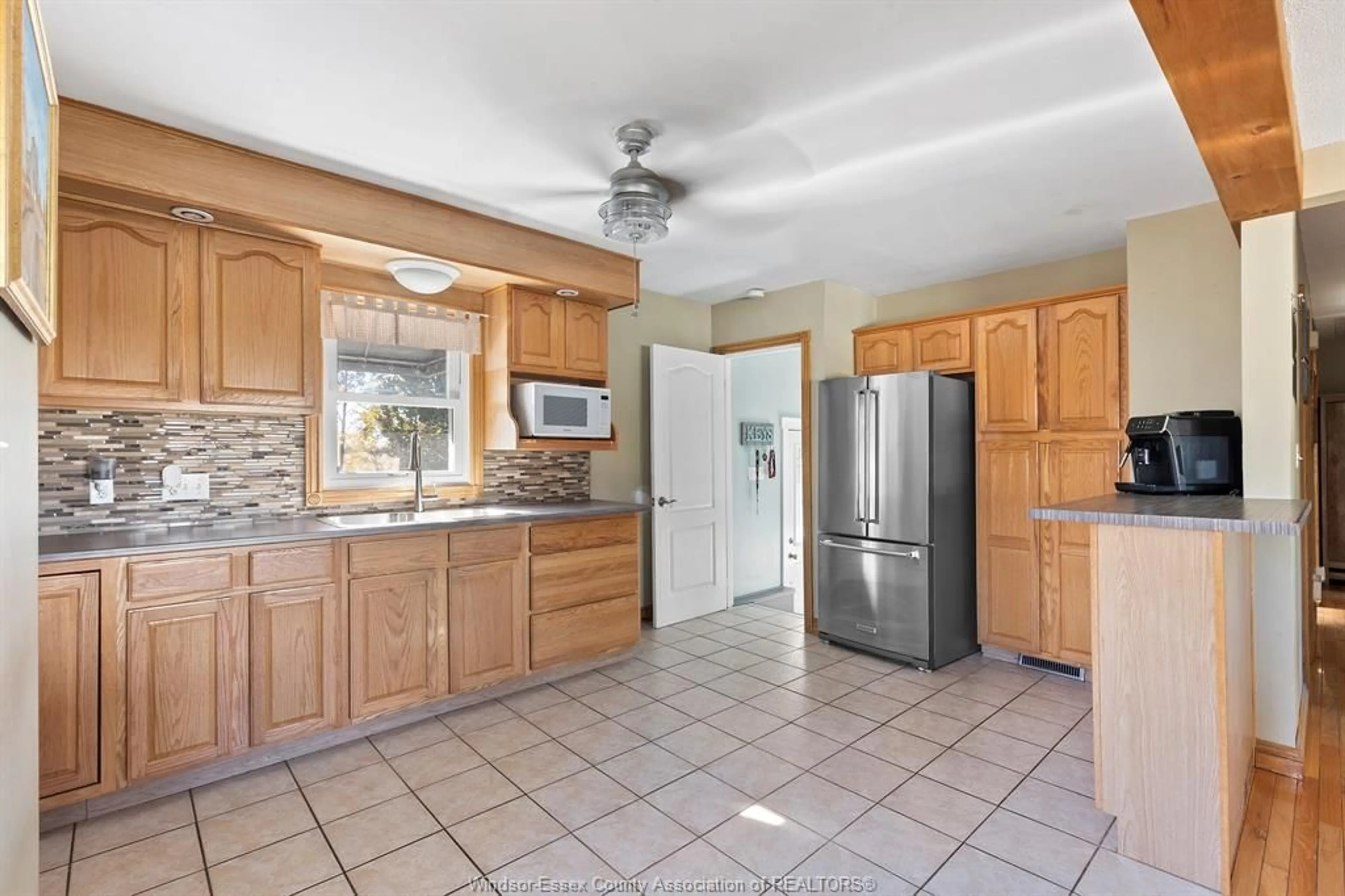 Standard kitchen, ceramic/tile floor for 4095 Baseline, Windsor Ontario N9A 6J3