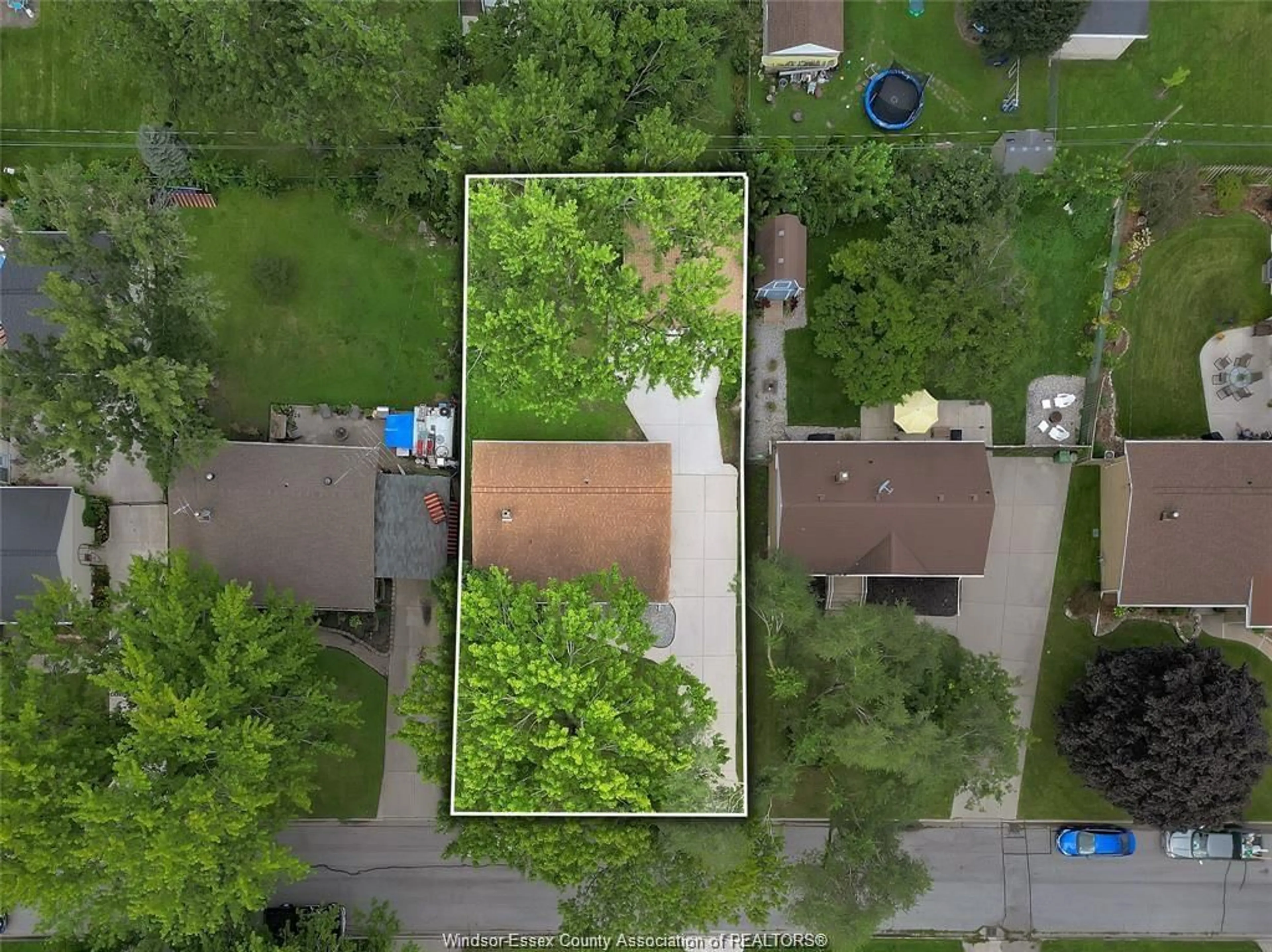 A pic from outside/outdoor area/front of a property/back of a property/a pic from drone, street for 3532 VIRGINIA PARK, Windsor Ontario N9E 2C5