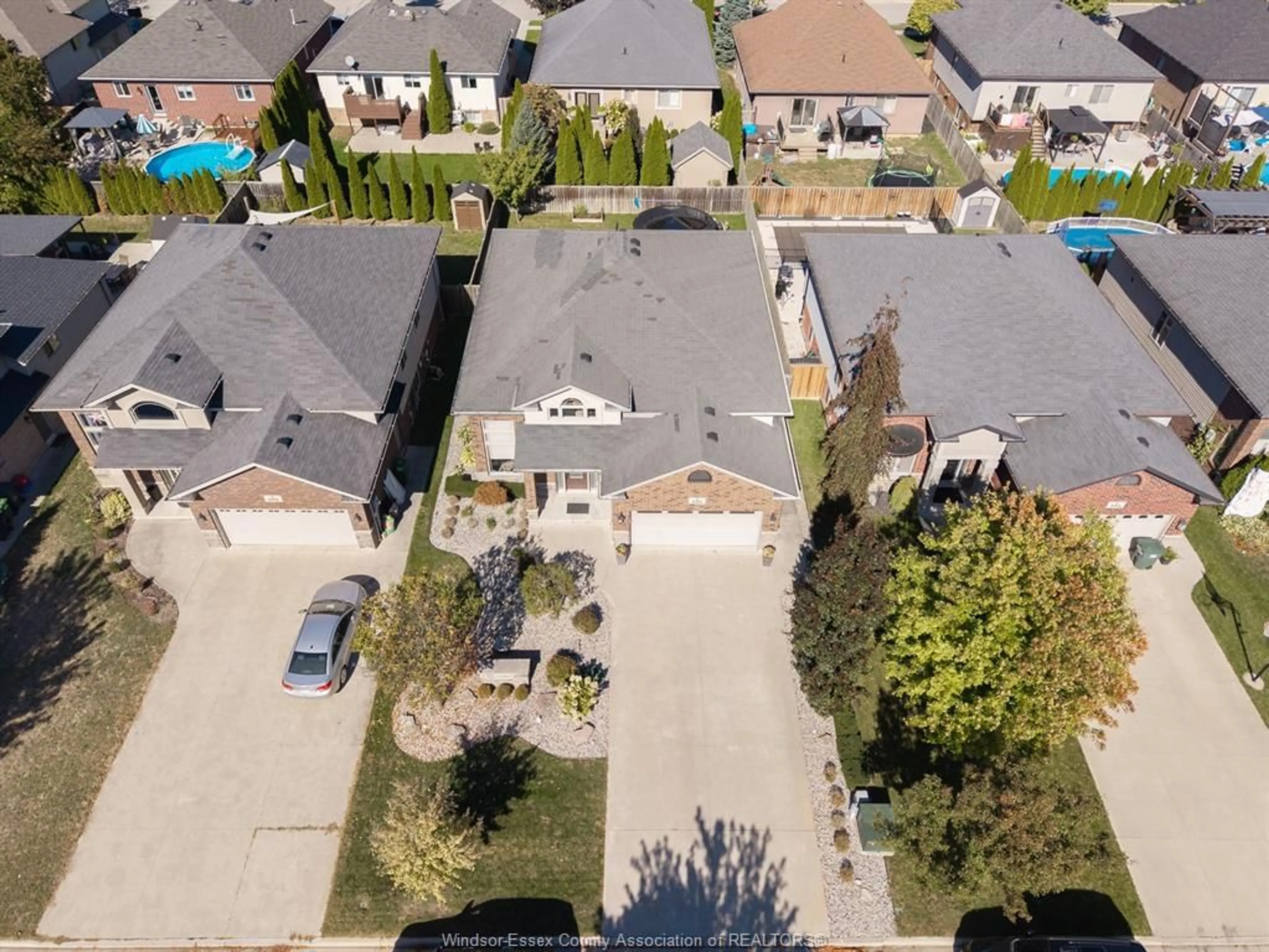 A pic from outside/outdoor area/front of a property/back of a property/a pic from drone, street for 535 DUNN Ave, LaSalle Ontario N9J 0A4
