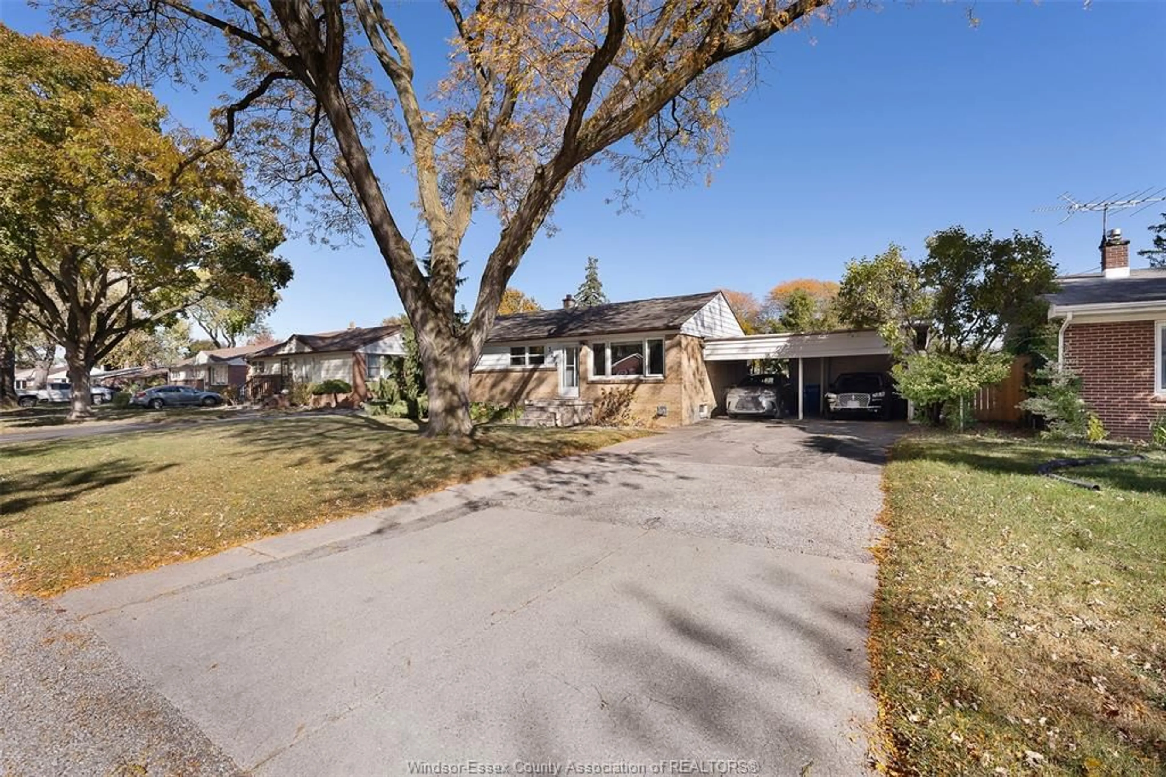A pic from outside/outdoor area/front of a property/back of a property/a pic from drone, street for 3276 VIRGINIA PARK Ave, Windsor Ontario N9E 2C3