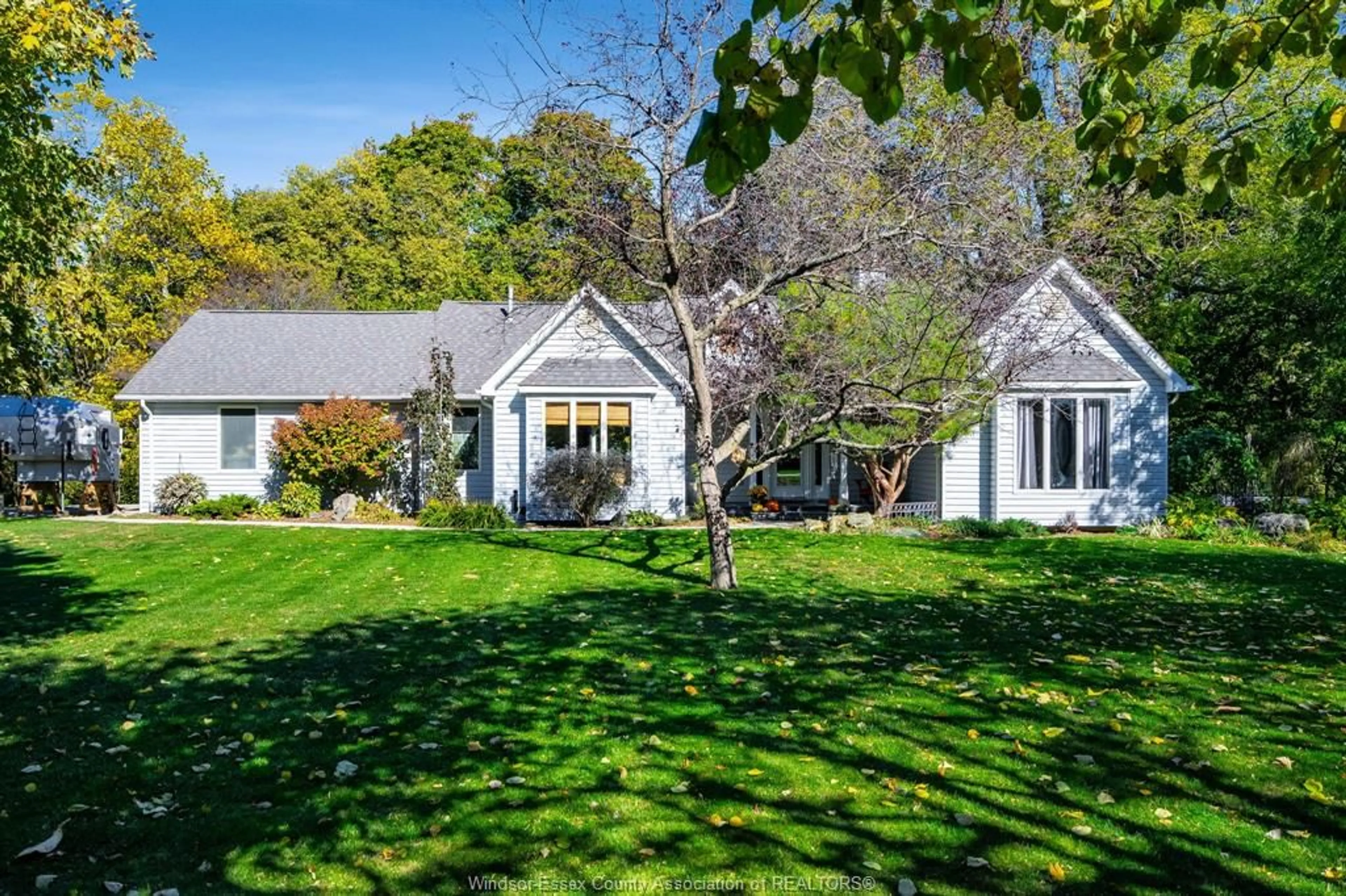 A pic from outside/outdoor area/front of a property/back of a property/a pic from drone, unknown for 1126 Campbell Lane, Kingsville Ontario N9Y 2G4