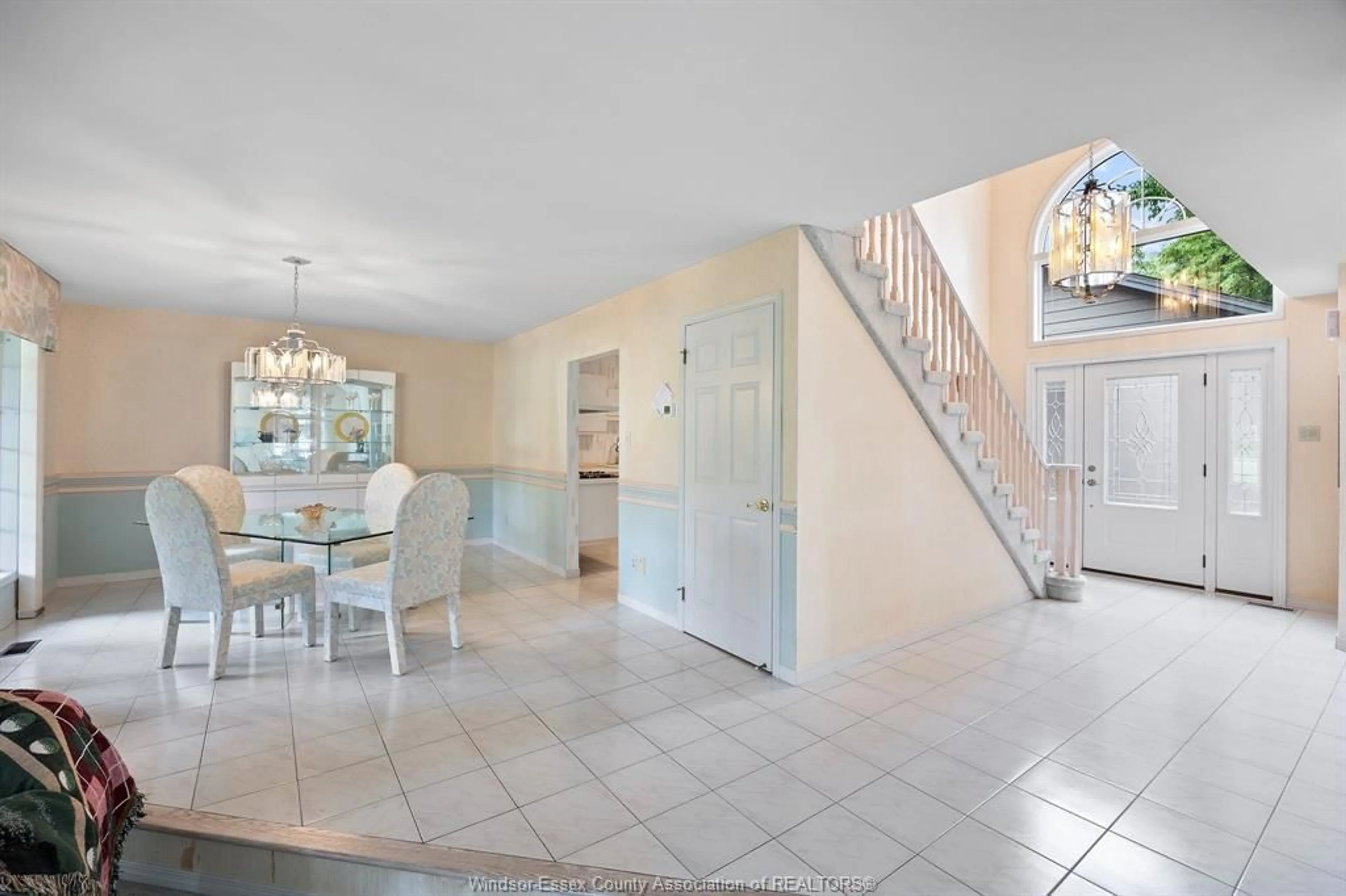 Indoor foyer for 15 FAIRWAY Cres, Amherstburg Ontario N9V 3T5