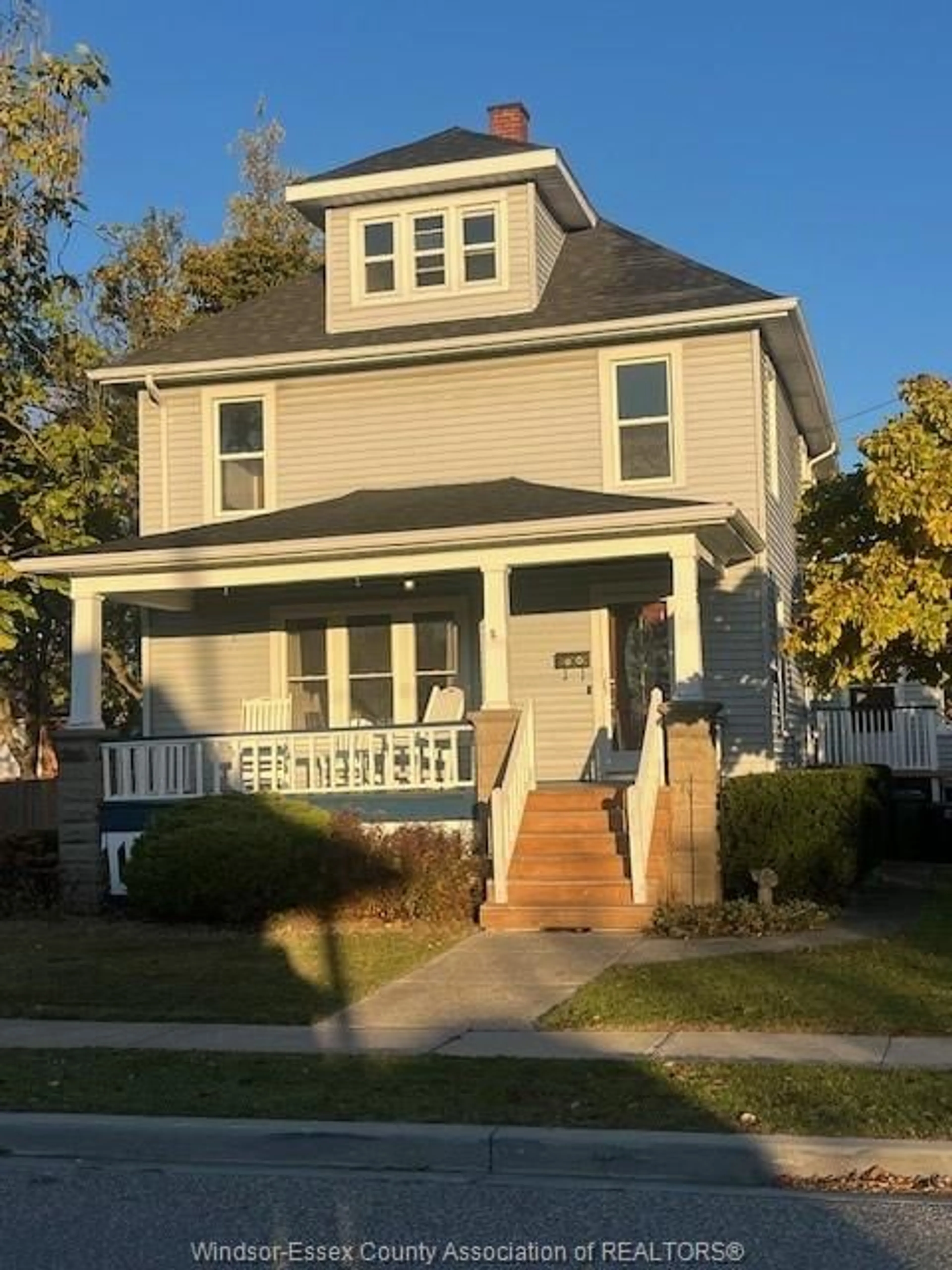 Home with vinyl exterior material, street for 21 WELLINGTON, Essex Ontario N8M 1W8