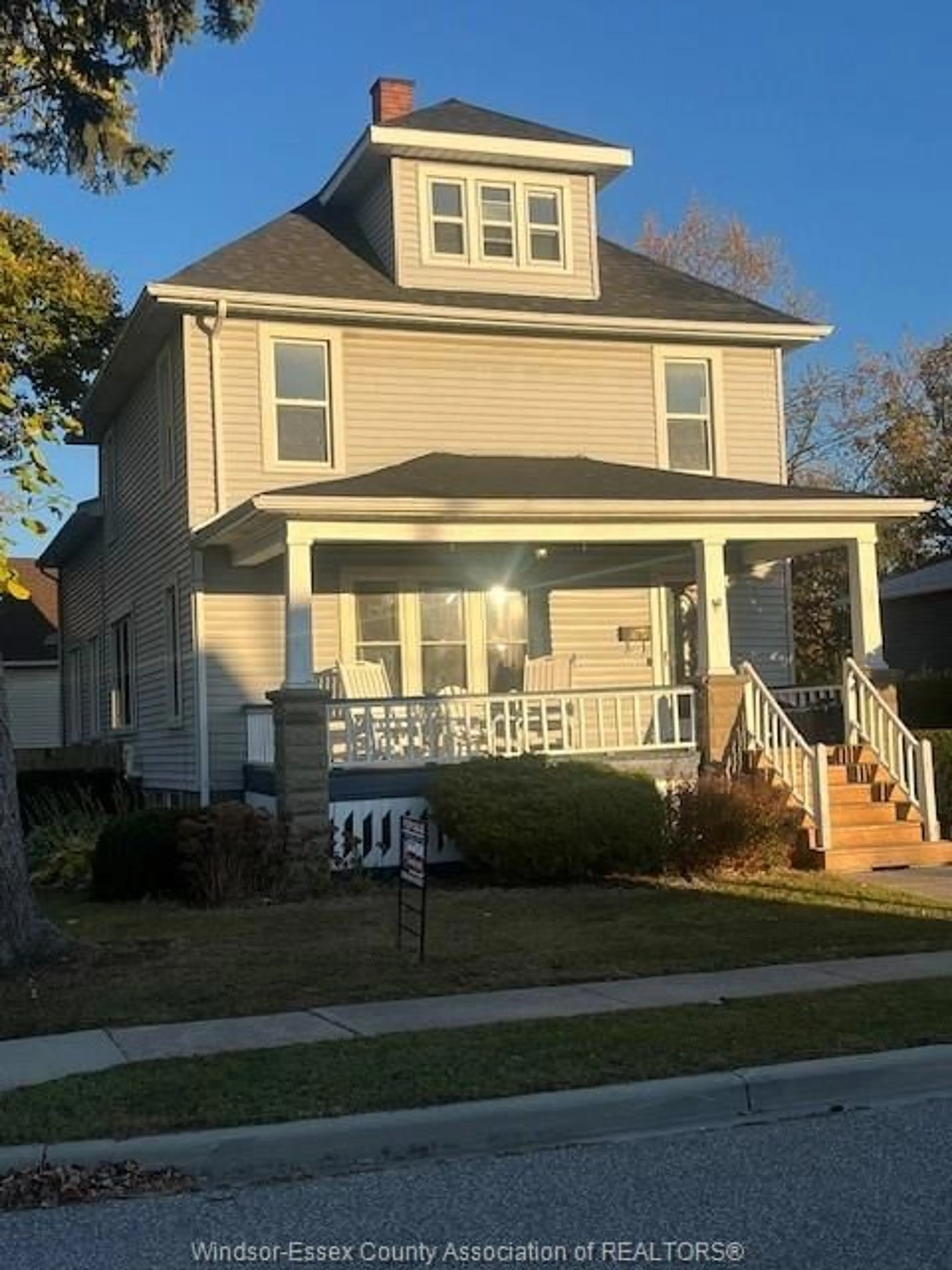 Home with vinyl exterior material, street for 21 WELLINGTON, Essex Ontario N8M 1W8