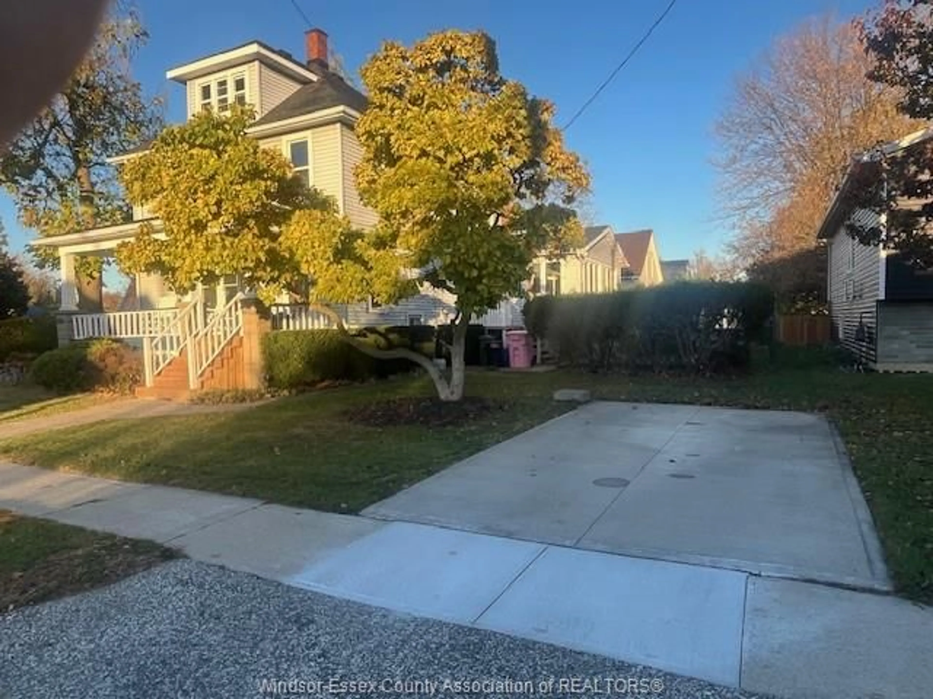 A pic from outside/outdoor area/front of a property/back of a property/a pic from drone, street for 21 WELLINGTON, Essex Ontario N8M 1W8