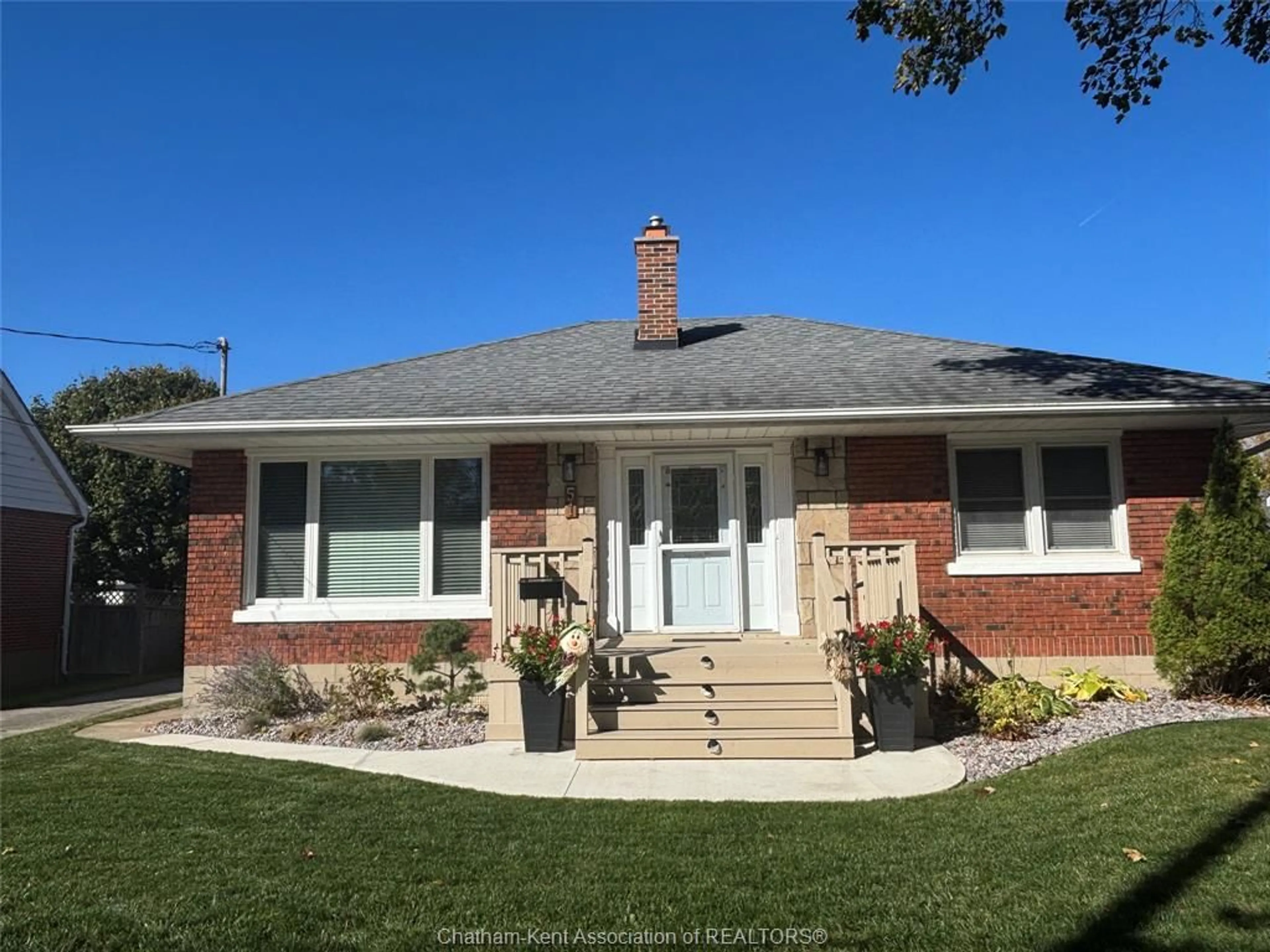 Home with brick exterior material, street for 51 Tweedsmuir Ave, Chatham Ontario N7M 3Z7