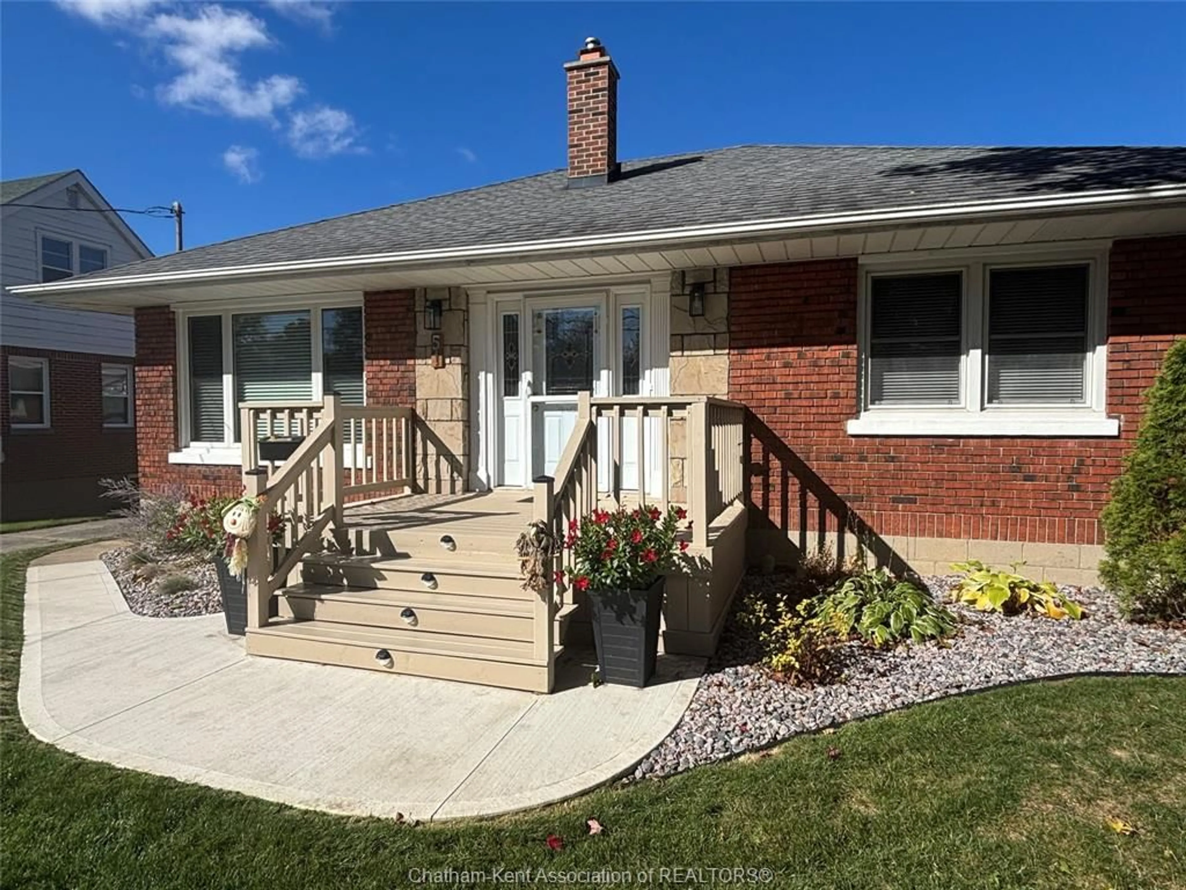 Home with vinyl exterior material, street for 51 Tweedsmuir Ave, Chatham Ontario N7M 3Z7