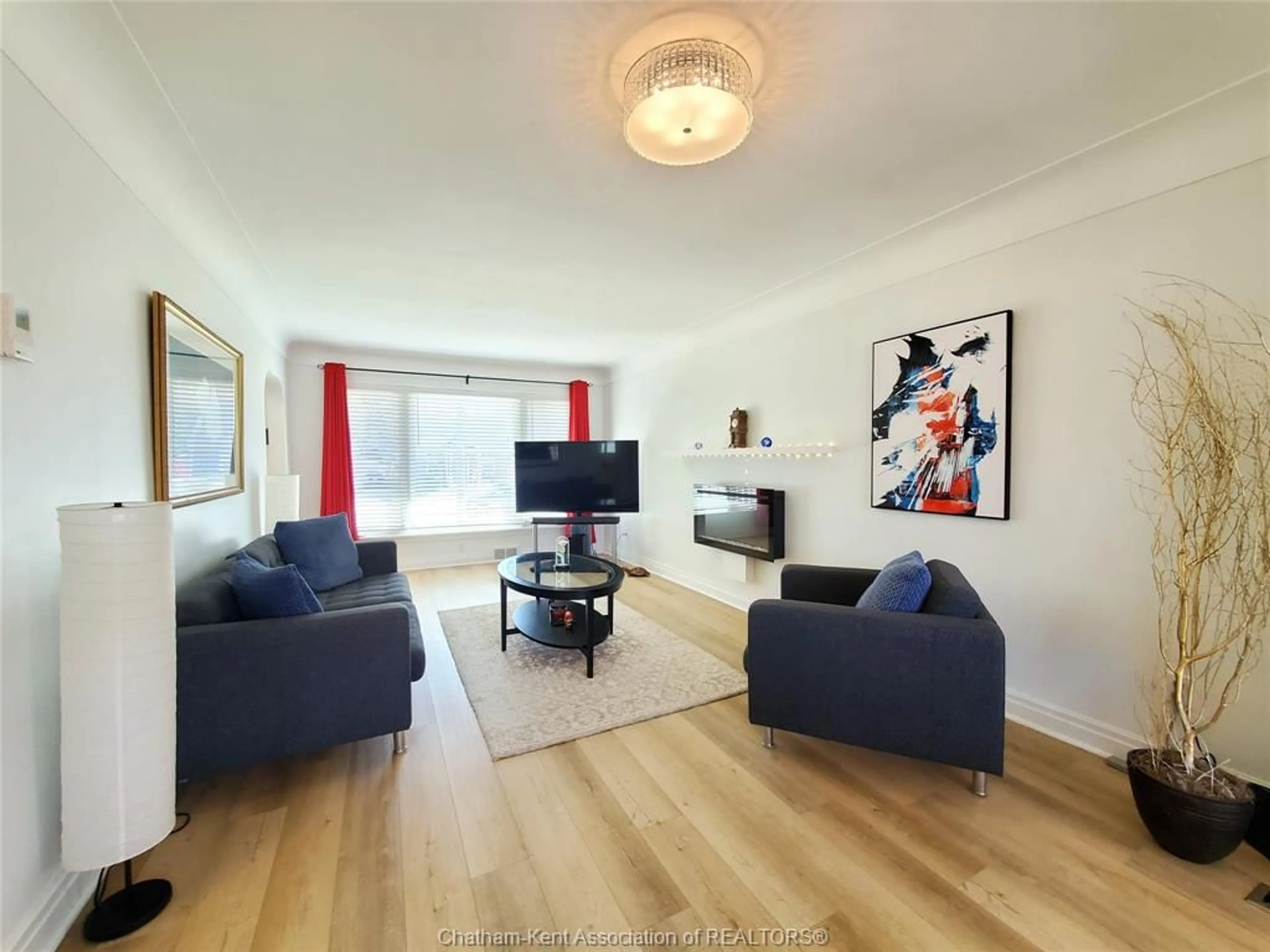 Living room with furniture, wood/laminate floor for 51 Tweedsmuir Ave, Chatham Ontario N7M 3Z7