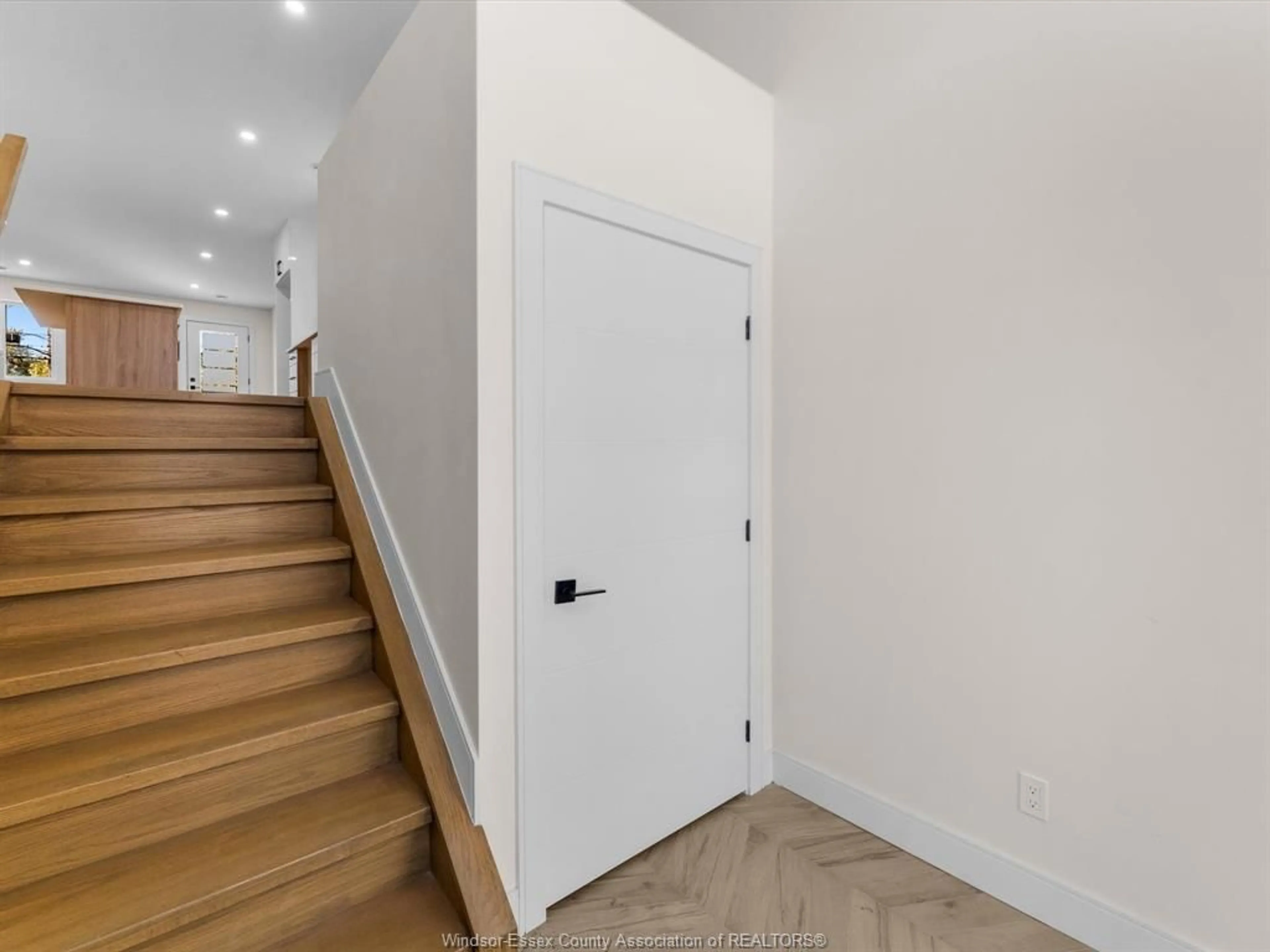 Indoor entryway for 3221 BYNG, Windsor Ontario N8W 3H1