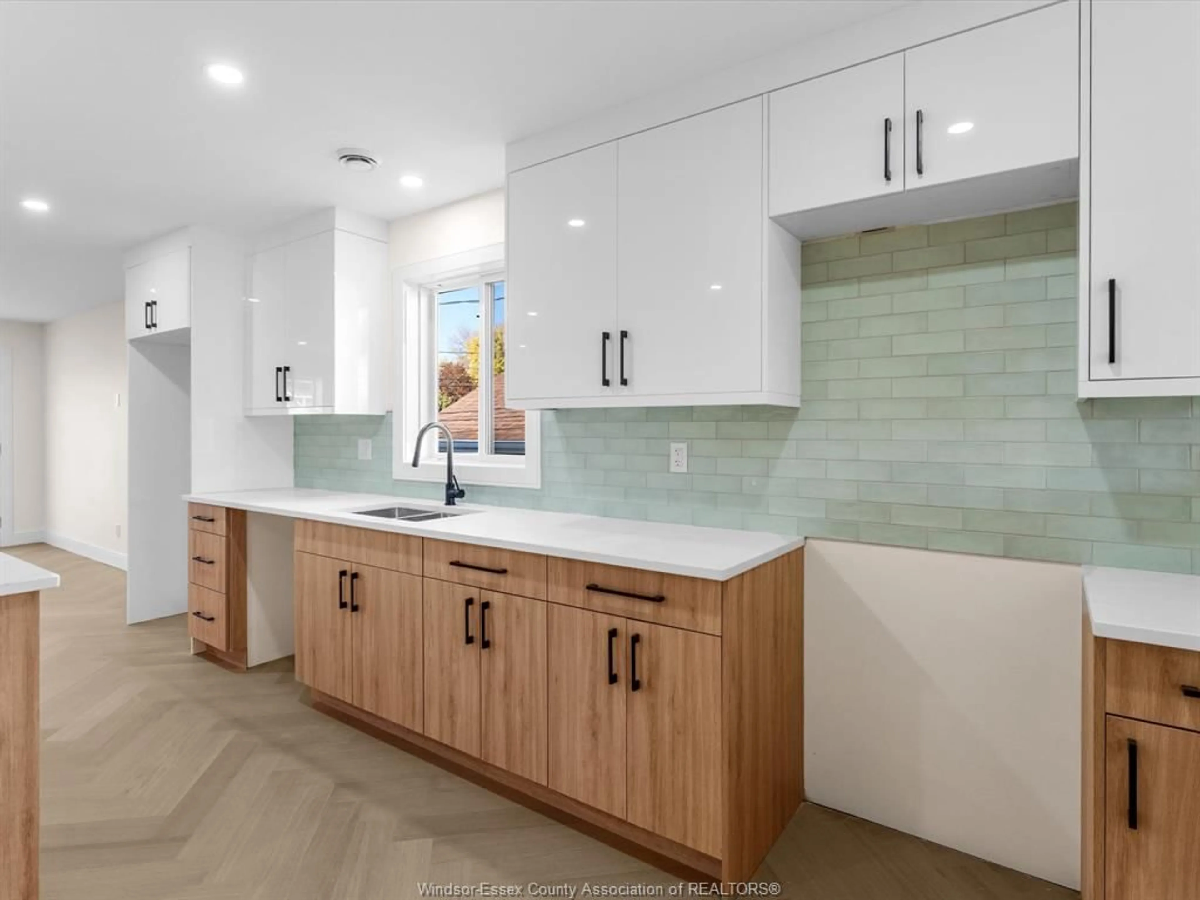 Unknown for 3221 BYNG, Windsor Ontario N8W 3H1