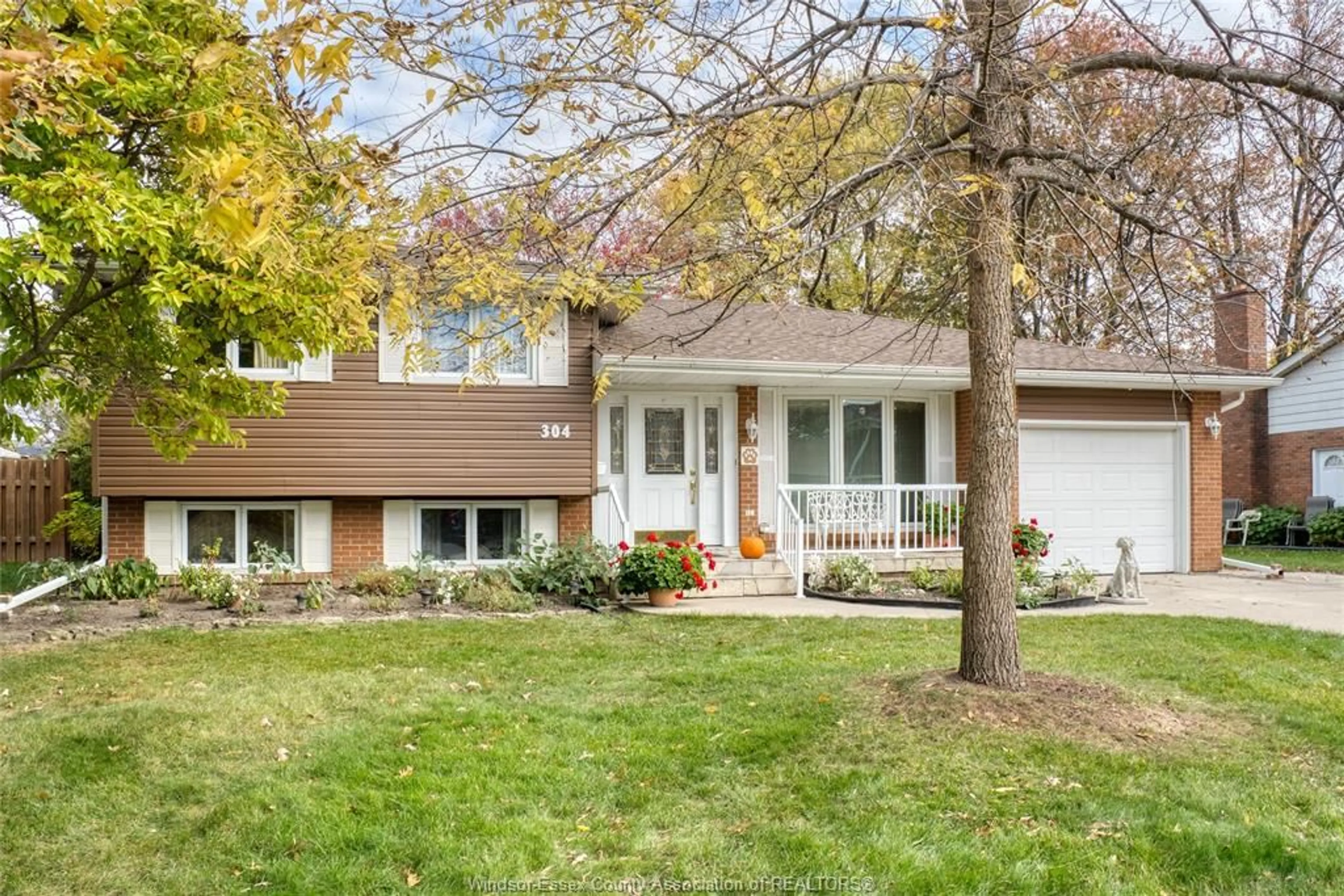 Home with vinyl exterior material, street for 304 Fairway Cres, Tecumseh Ontario N8N 2Z2