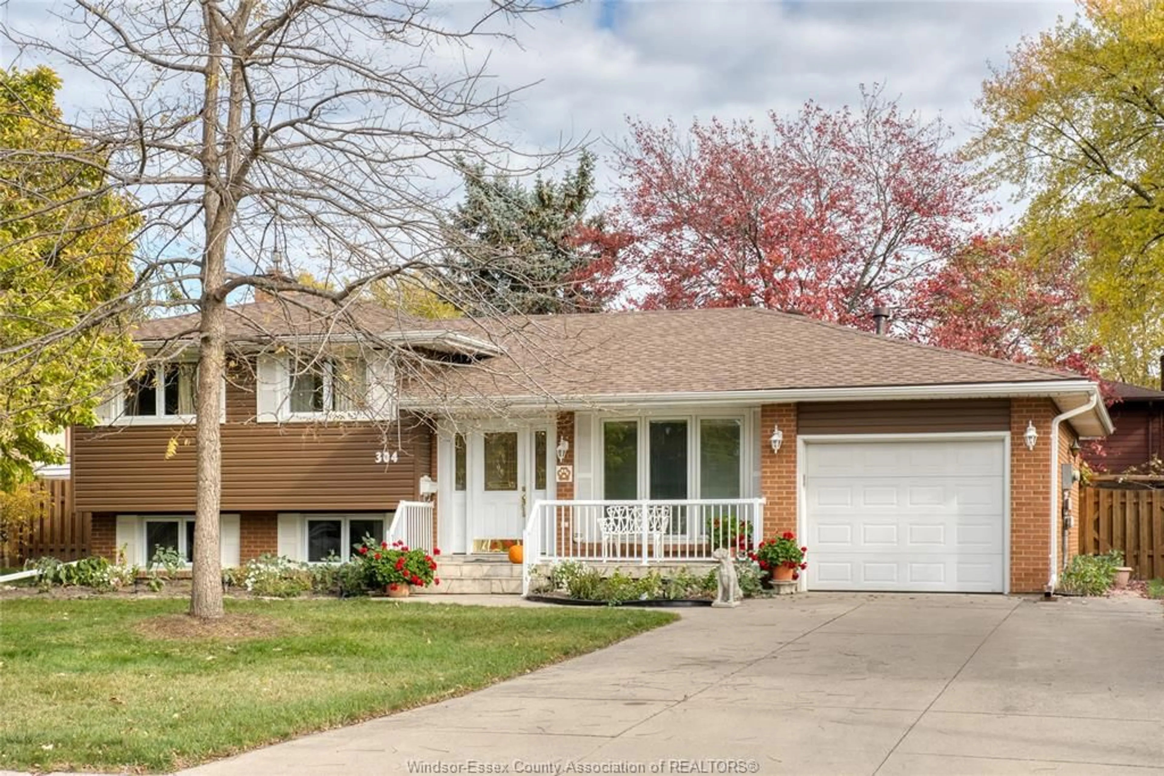 Home with vinyl exterior material, street for 304 Fairway Cres, Tecumseh Ontario N8N 2Z2