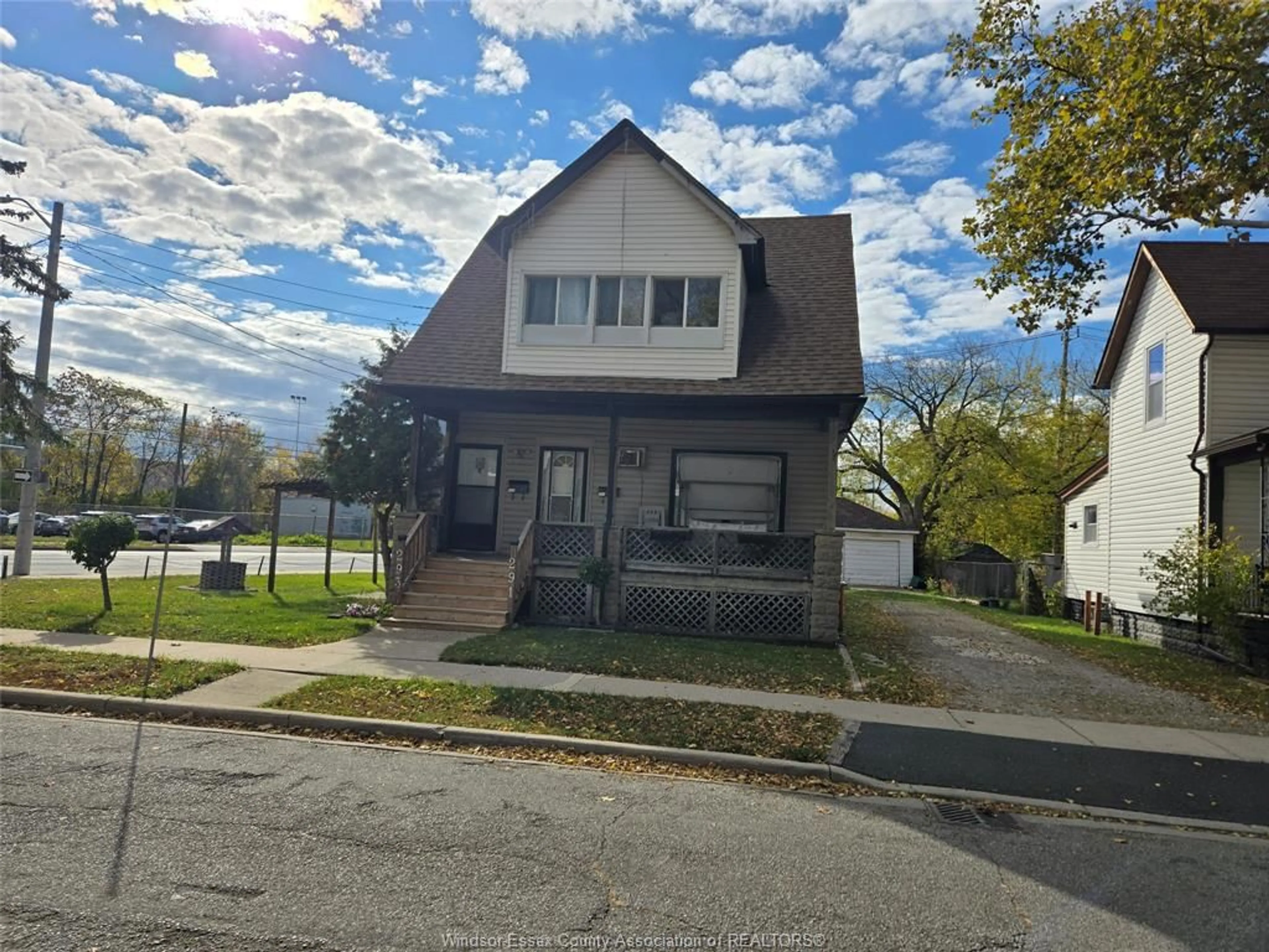 A pic from outside/outdoor area/front of a property/back of a property/a pic from drone, street for 291-93 Belleview Ave, Windsor Ontario N8Y 2W1