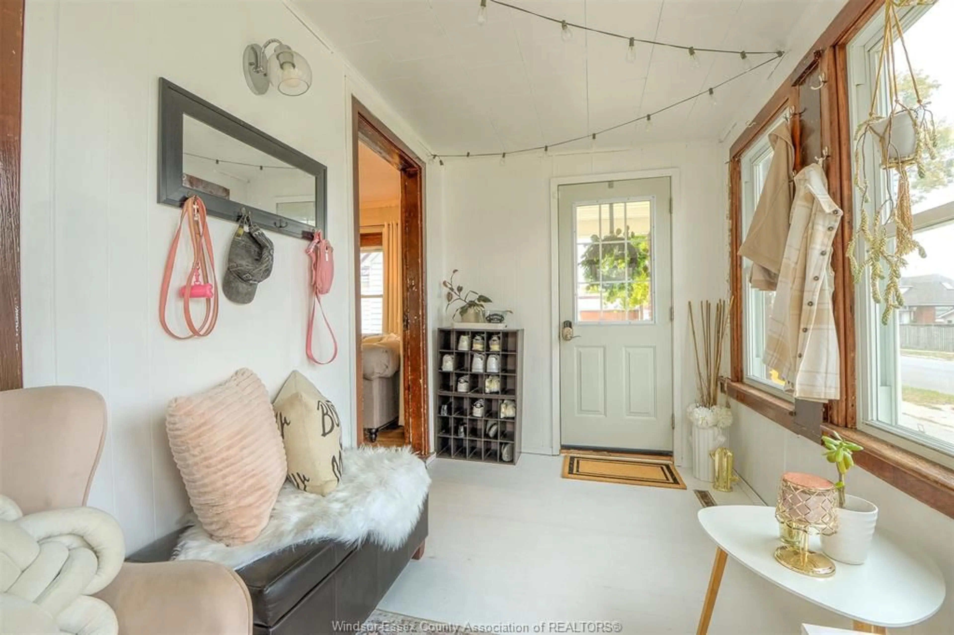 Indoor entryway for 7 Westmoreland, Leamington Ontario N8H 3P2