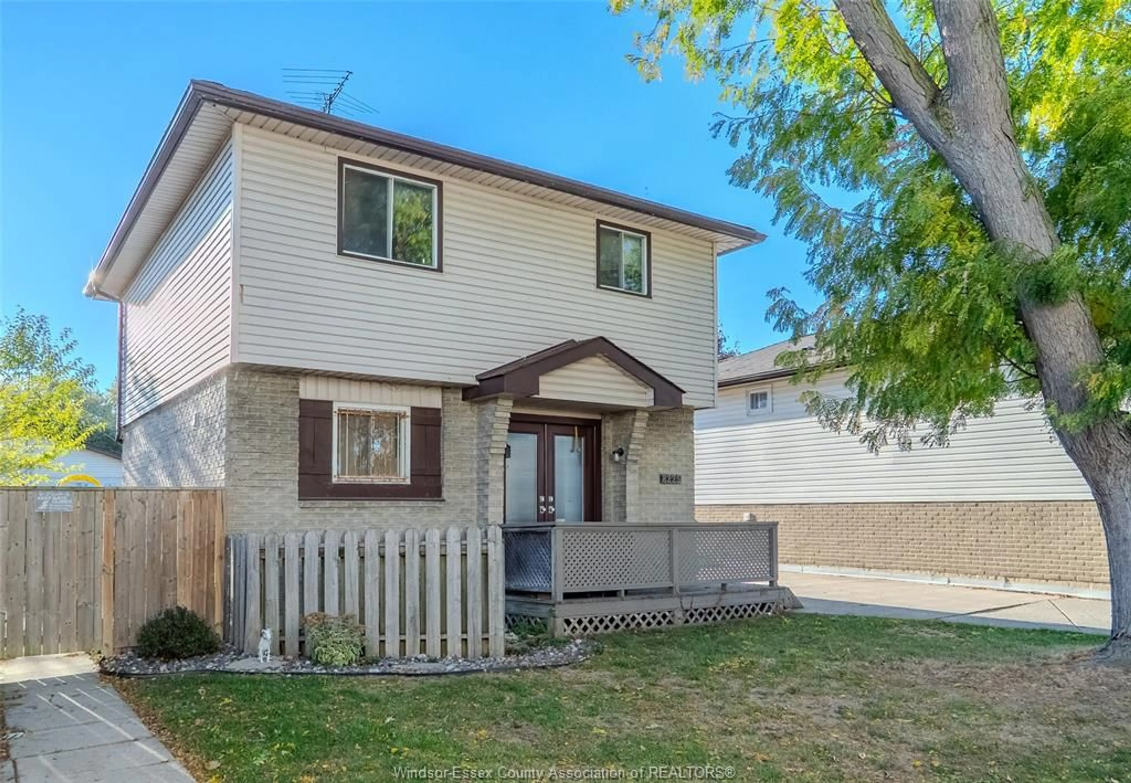 Home with vinyl exterior material, street for 8225 Gateside Pl, Windsor Ontario N8S 4N7