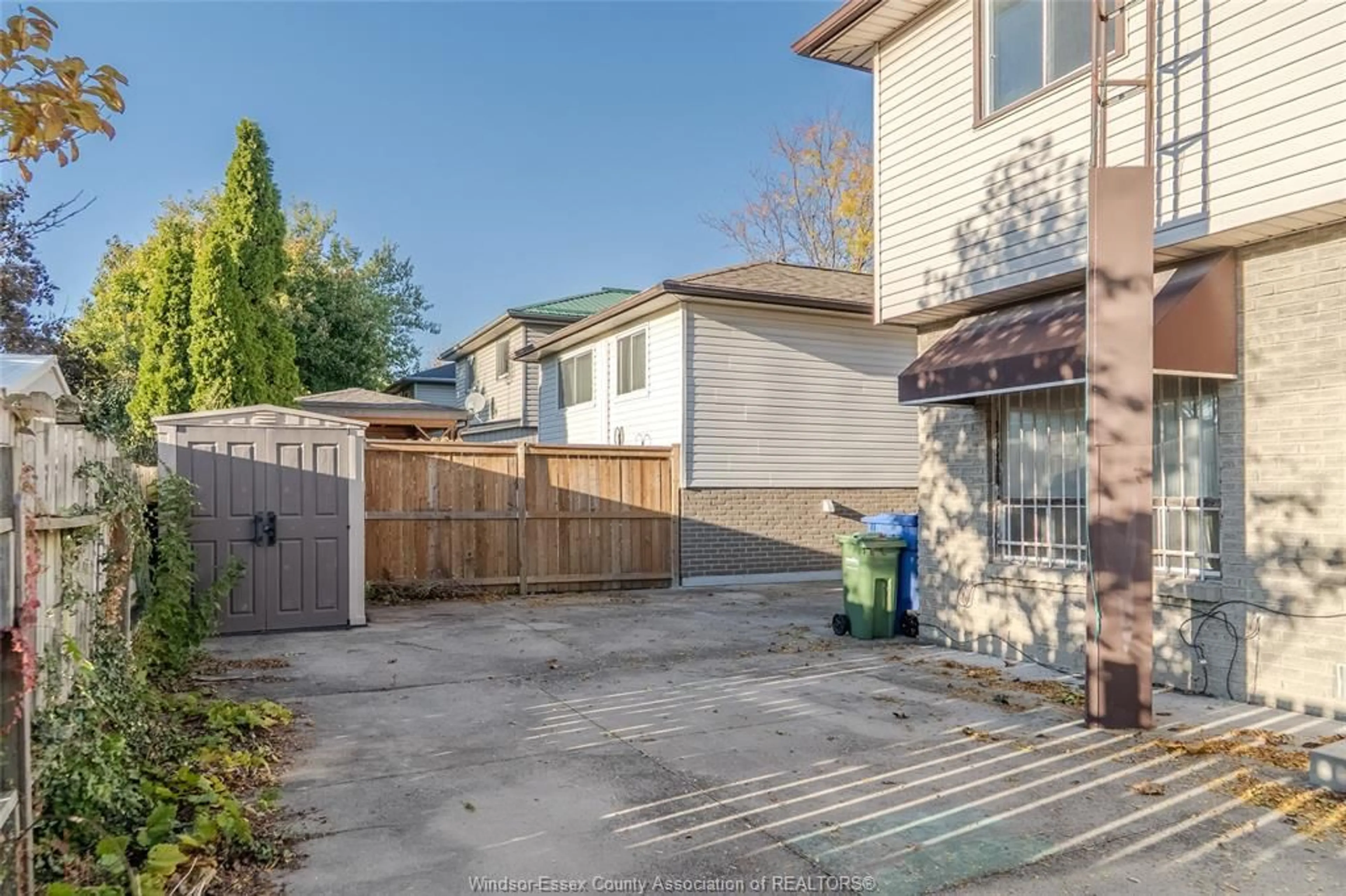 A pic from outside/outdoor area/front of a property/back of a property/a pic from drone, street for 8225 Gateside Pl, Windsor Ontario N8S 4N7