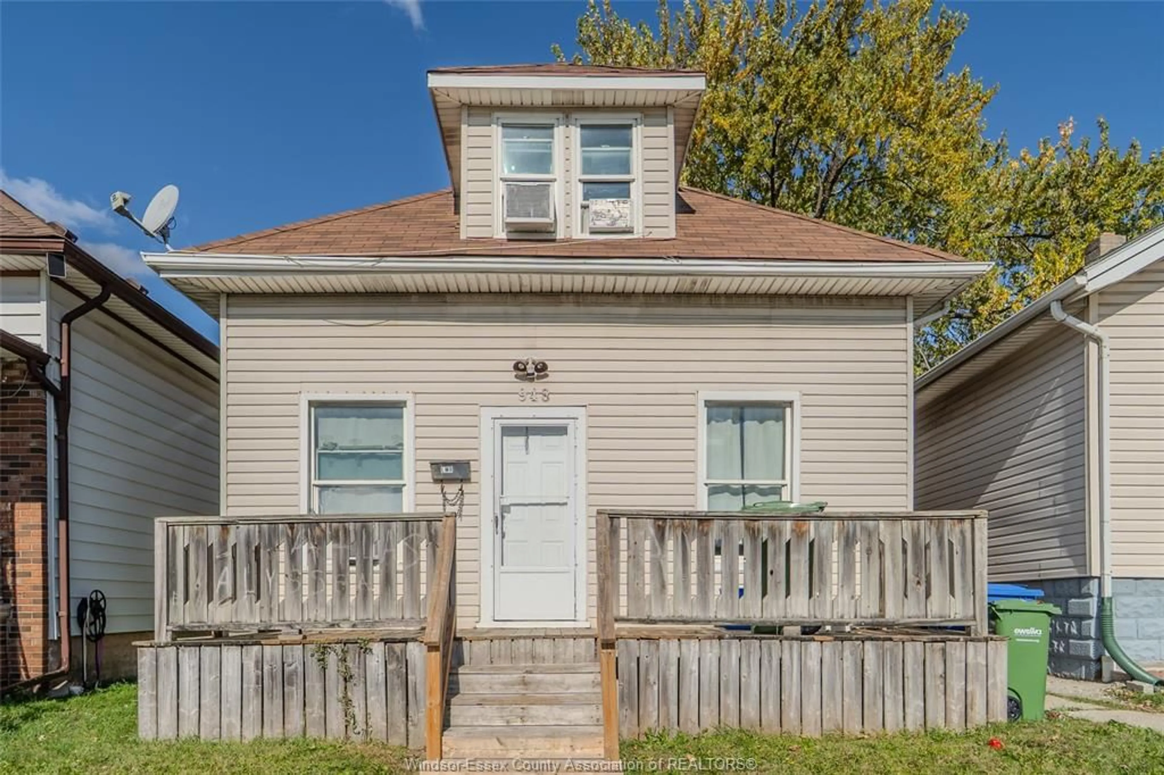 Home with vinyl exterior material, street for 948 Tecumseh Blvd, Windsor Ontario N8X 1H6