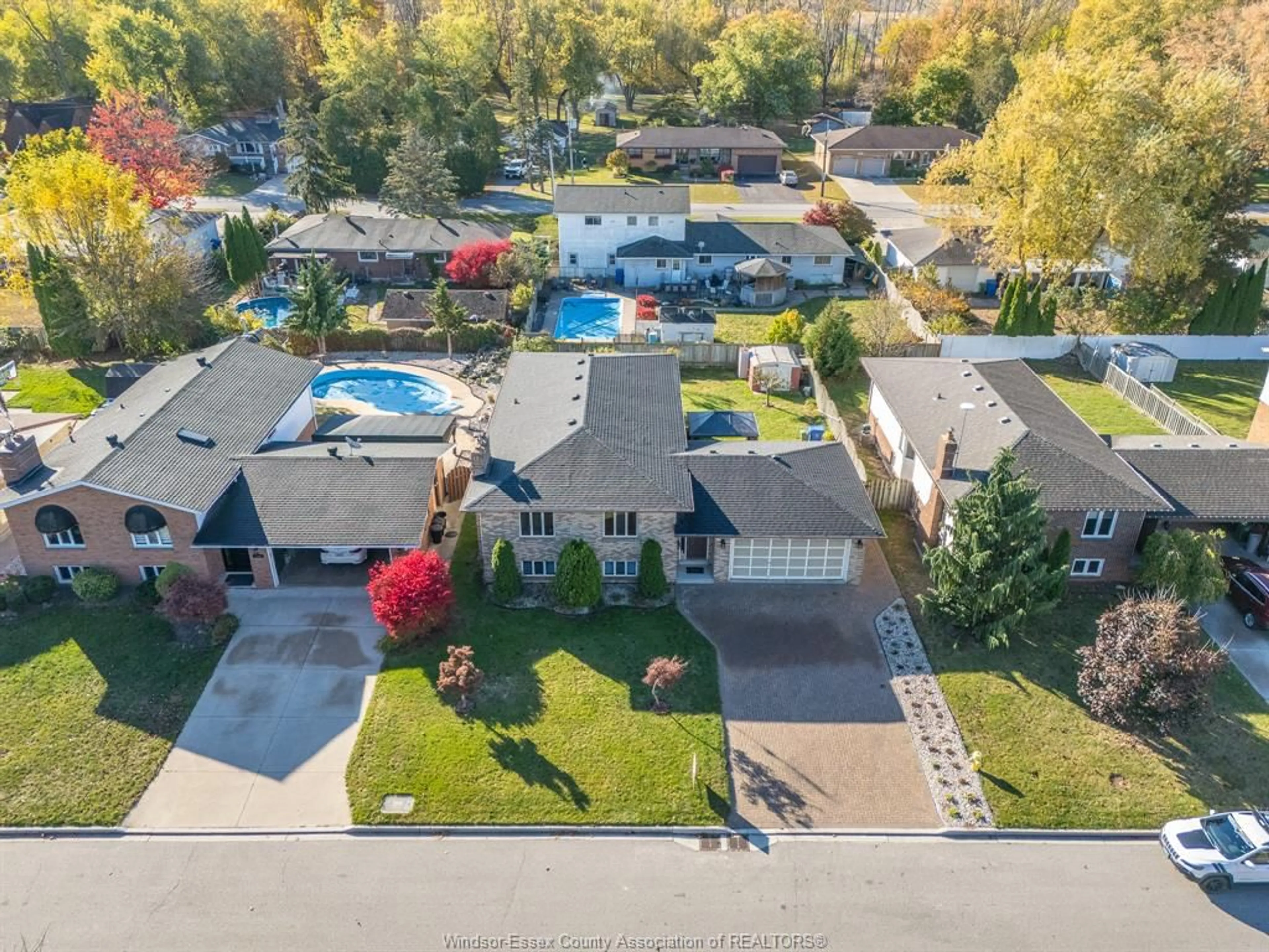 A pic from outside/outdoor area/front of a property/back of a property/a pic from drone, street for 1953 Edgemore Ave, LaSalle Ontario N9H 2J6
