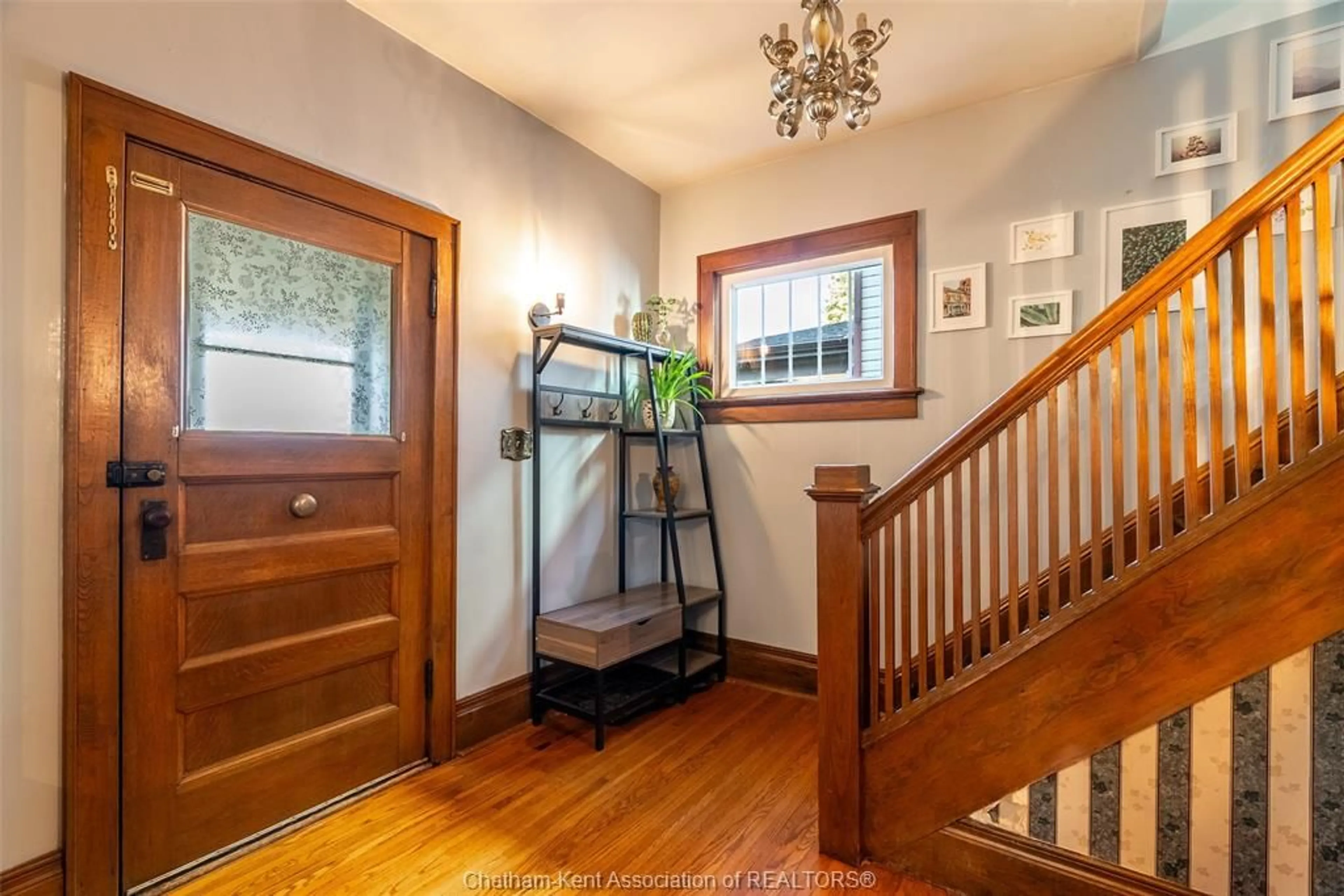 Indoor entryway for 142 Patteson Ave, Chatham Ontario N7M 1T8