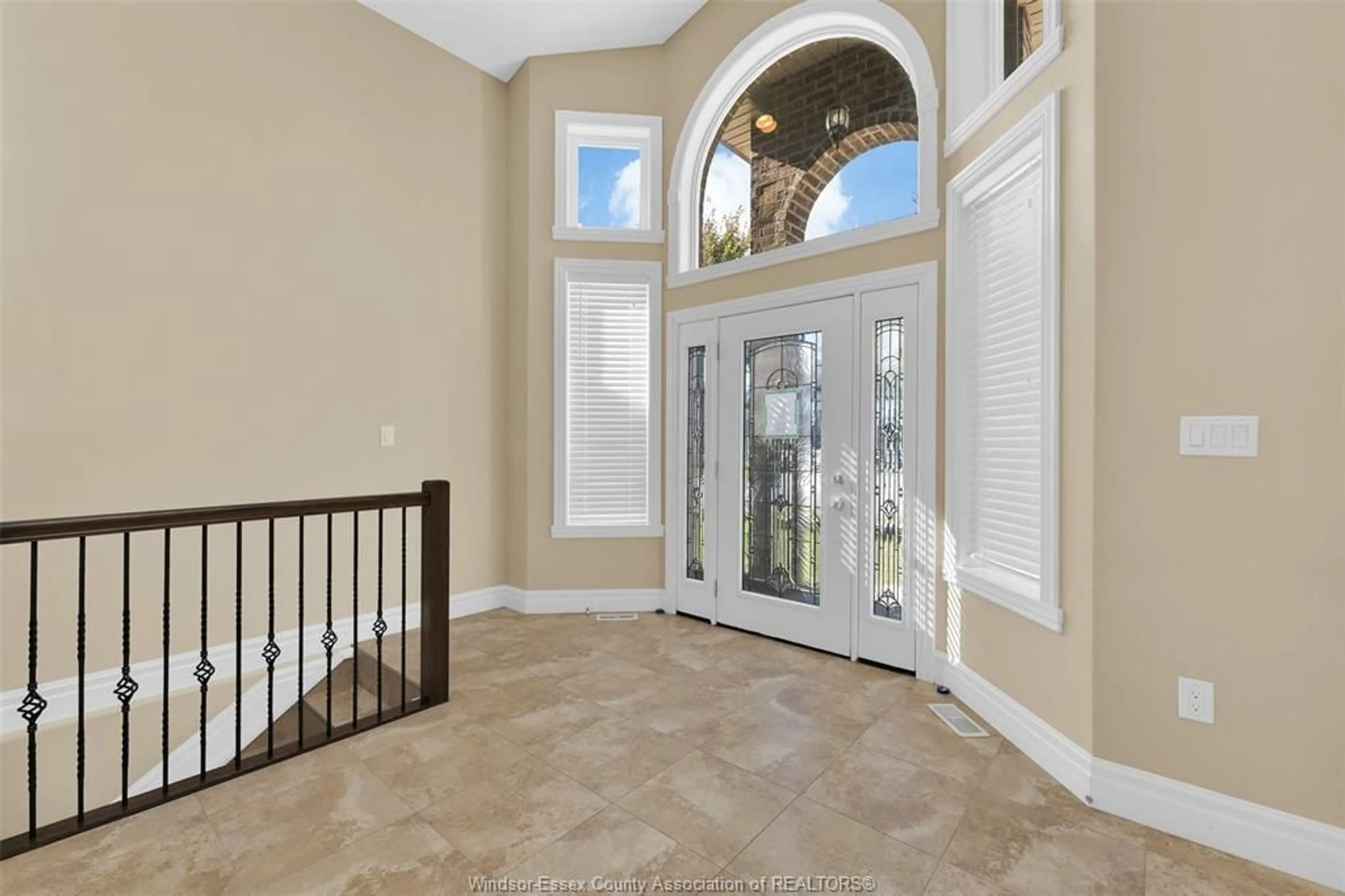 Indoor entryway for 3028 MCROBBIE Cres, Windsor Ontario N8R 0A5
