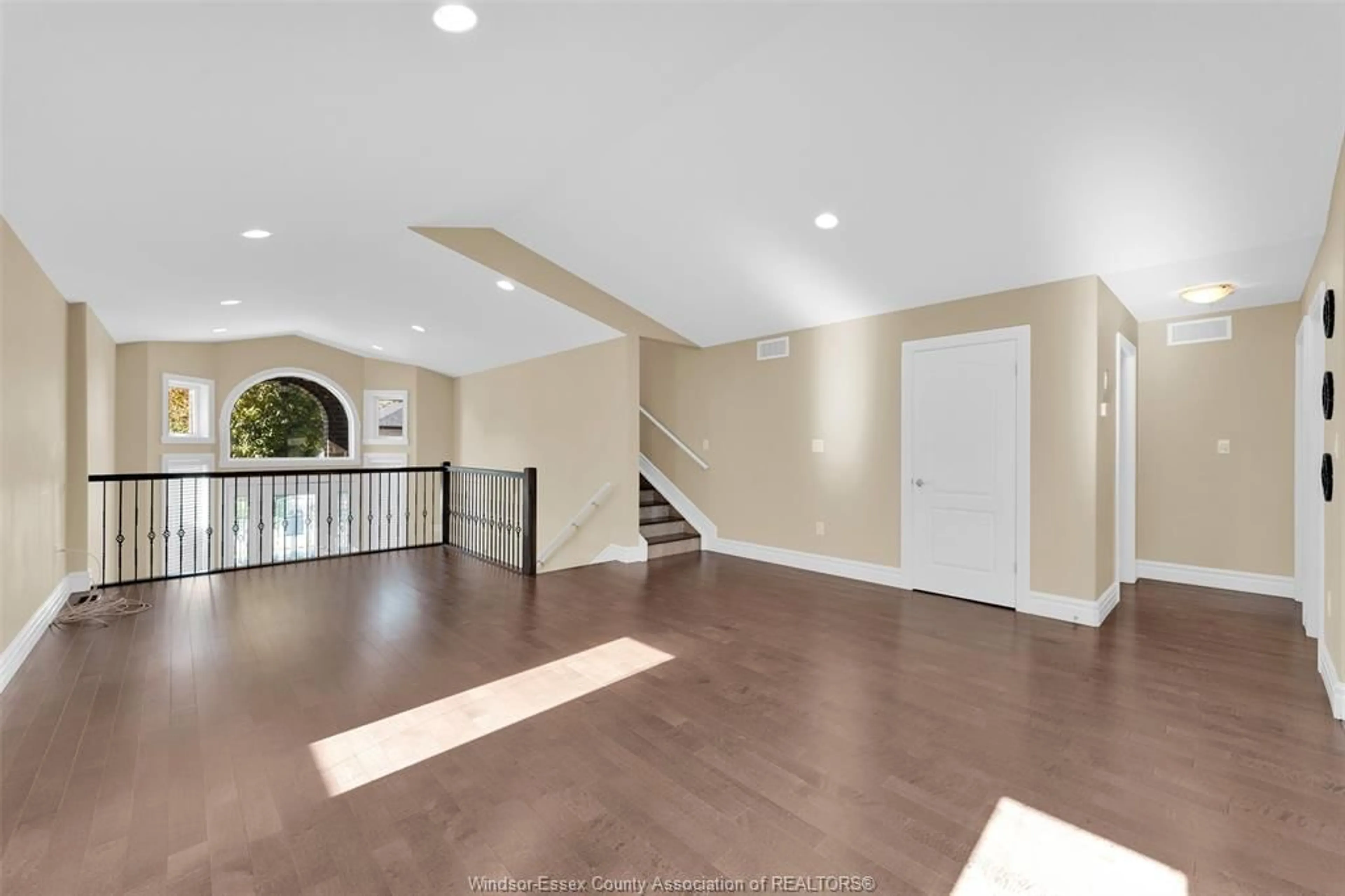 Indoor foyer for 3028 MCROBBIE Cres, Windsor Ontario N8R 0A5