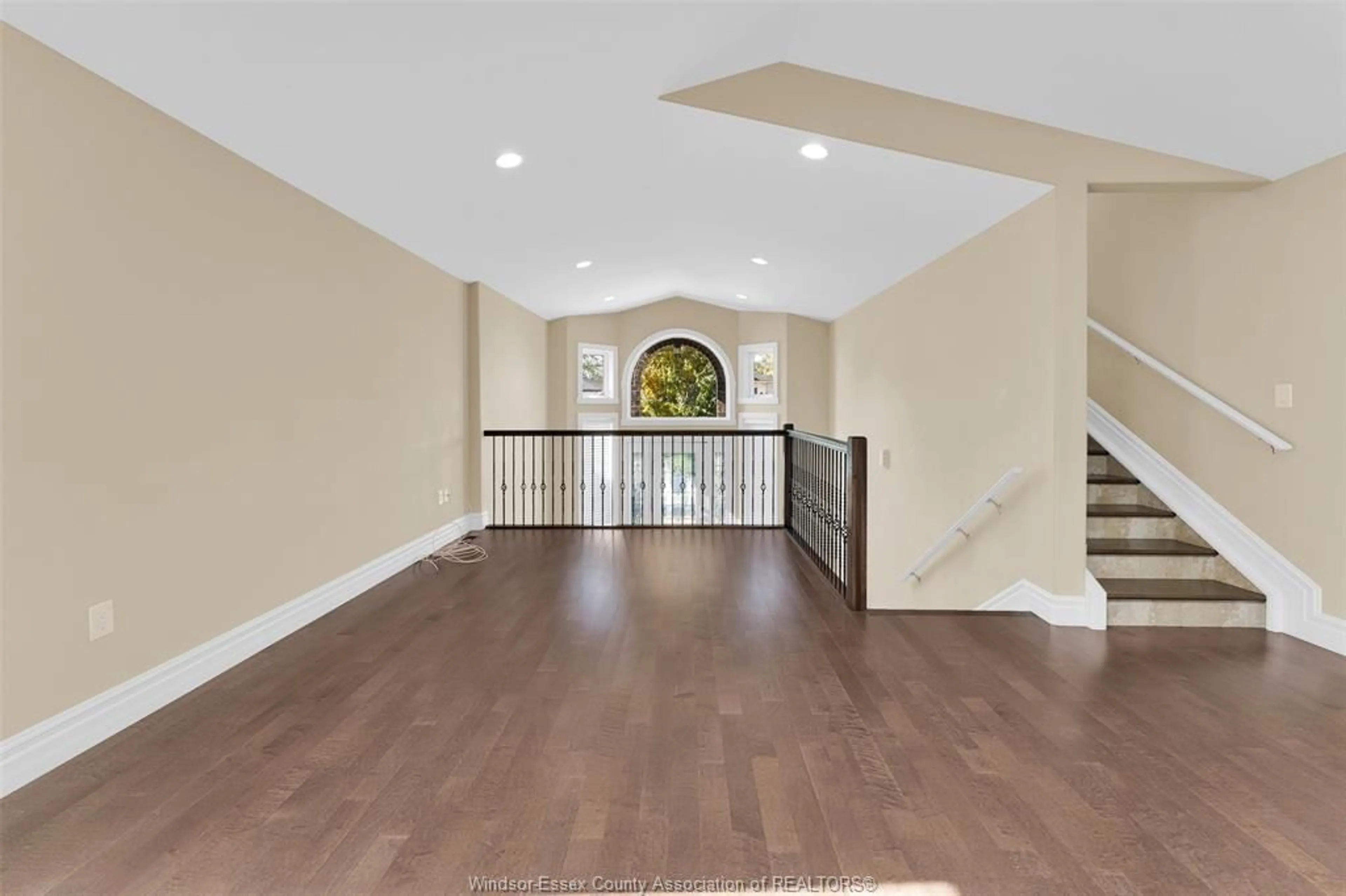 Indoor entryway for 3028 MCROBBIE Cres, Windsor Ontario N8R 0A5