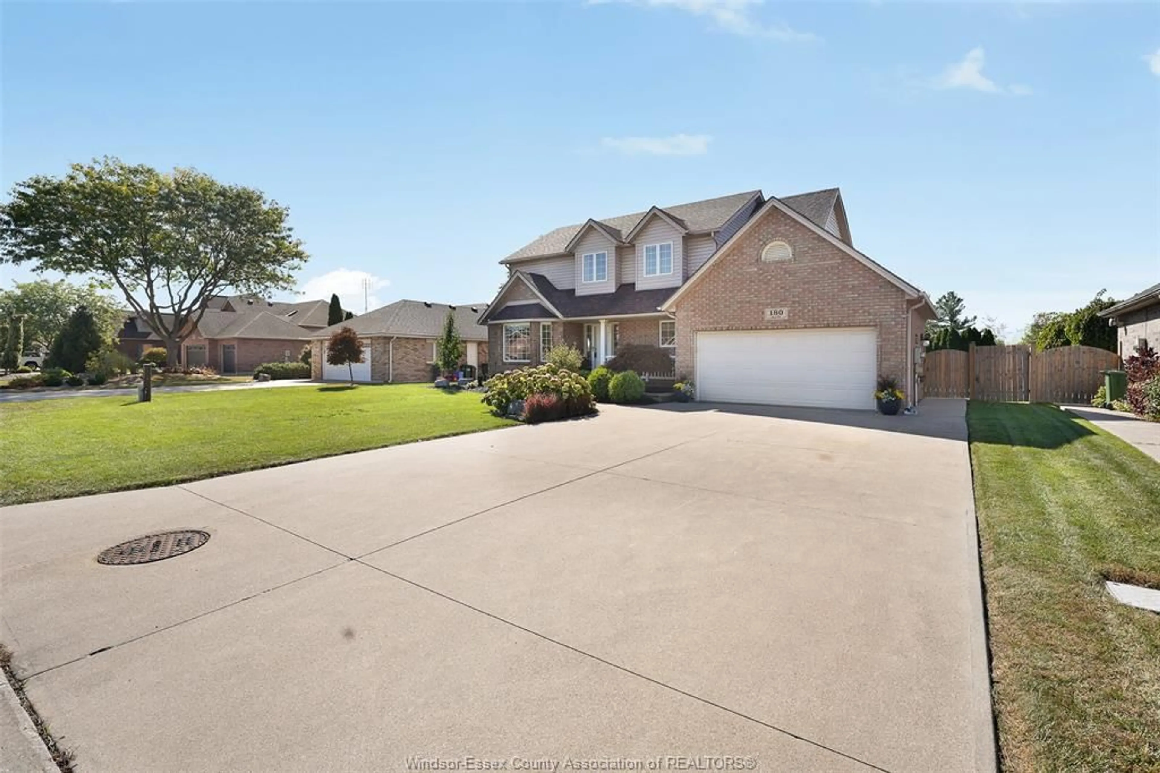 A pic from outside/outdoor area/front of a property/back of a property/a pic from drone, street for 180 OAK DRIVE, Essex Ontario N8M 3C6