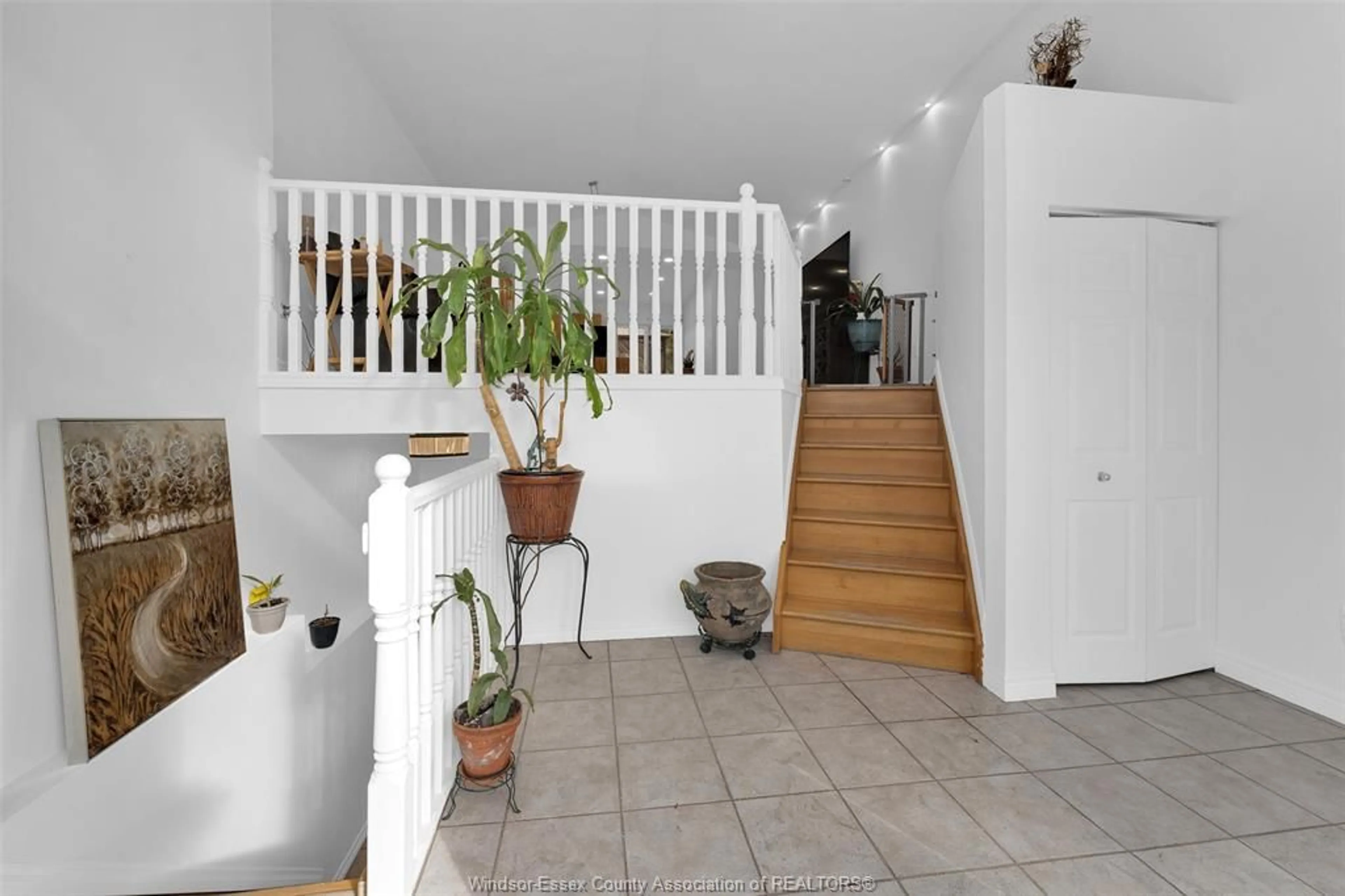 Indoor foyer for 3656 MAGUIRE, Windsor Ontario N9E 4V5