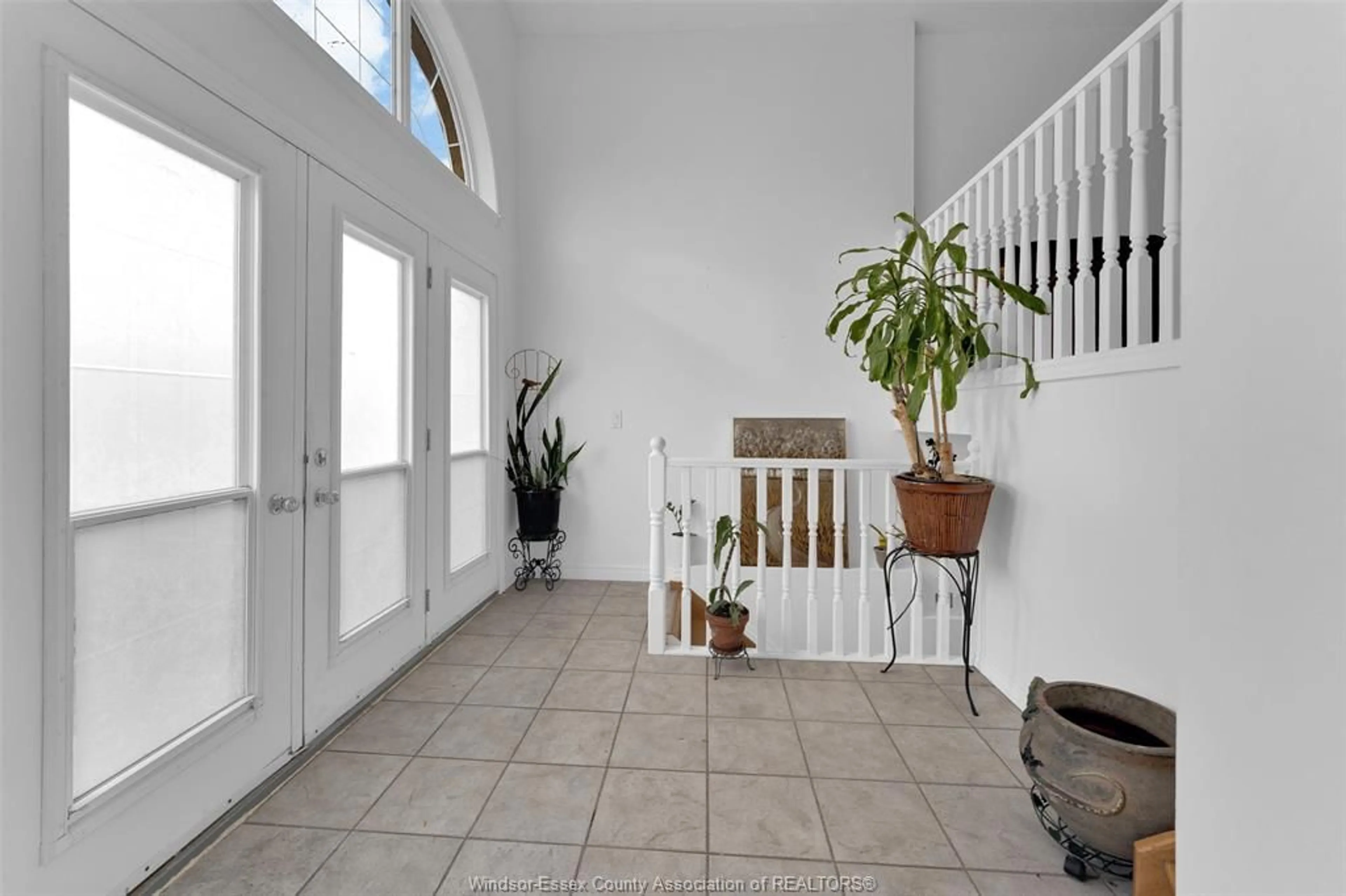 Indoor foyer for 3656 MAGUIRE, Windsor Ontario N9E 4V5