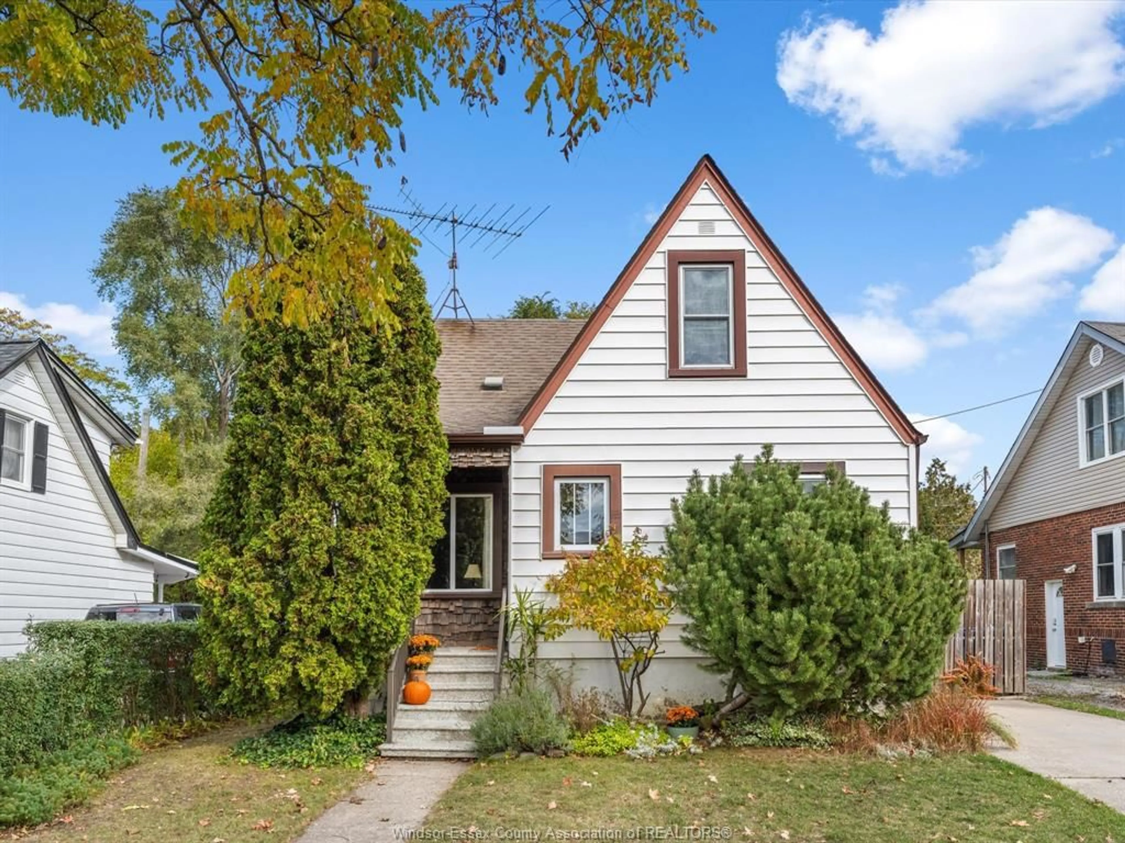 Home with vinyl exterior material, street for 846 REEDMERE, Windsor Ontario N8S 2L5