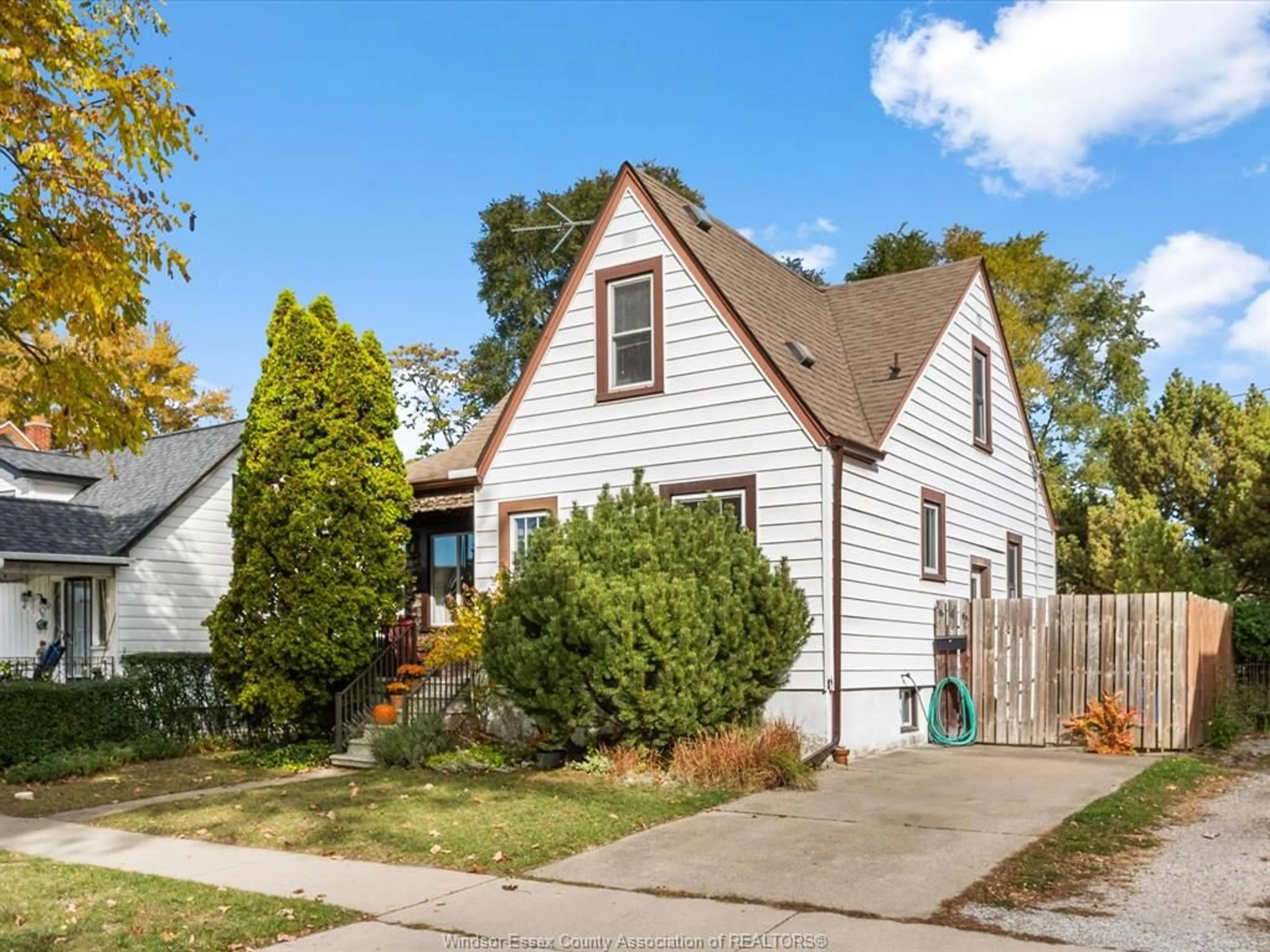 Home with vinyl exterior material, street for 846 REEDMERE, Windsor Ontario N8S 2L5