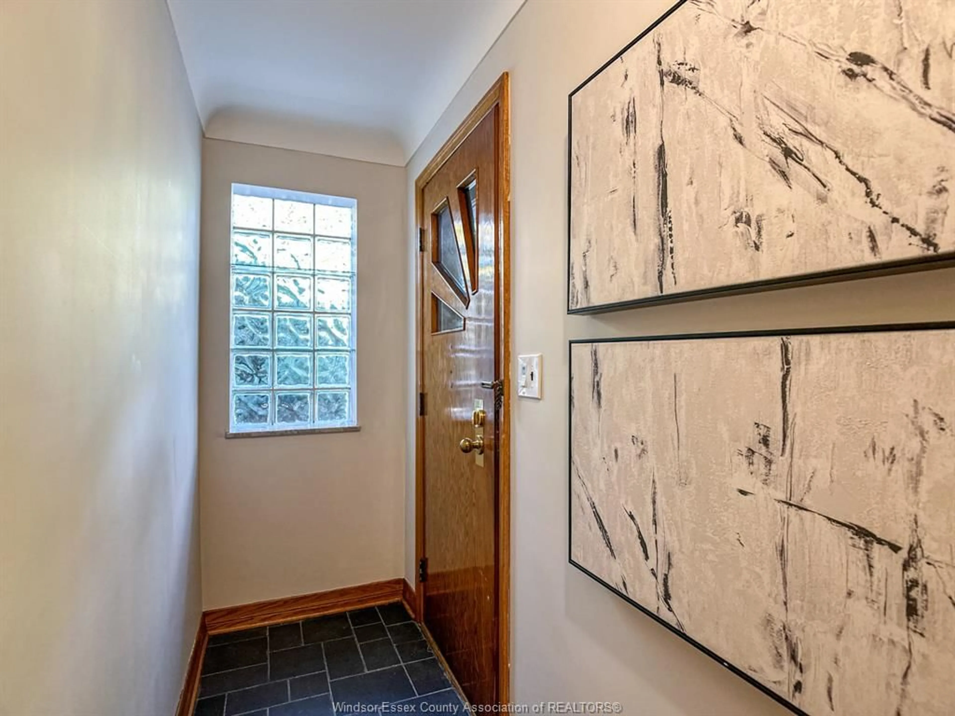 Indoor entryway for 1663 ALEXIS, Windsor Ontario N8Y 4P3