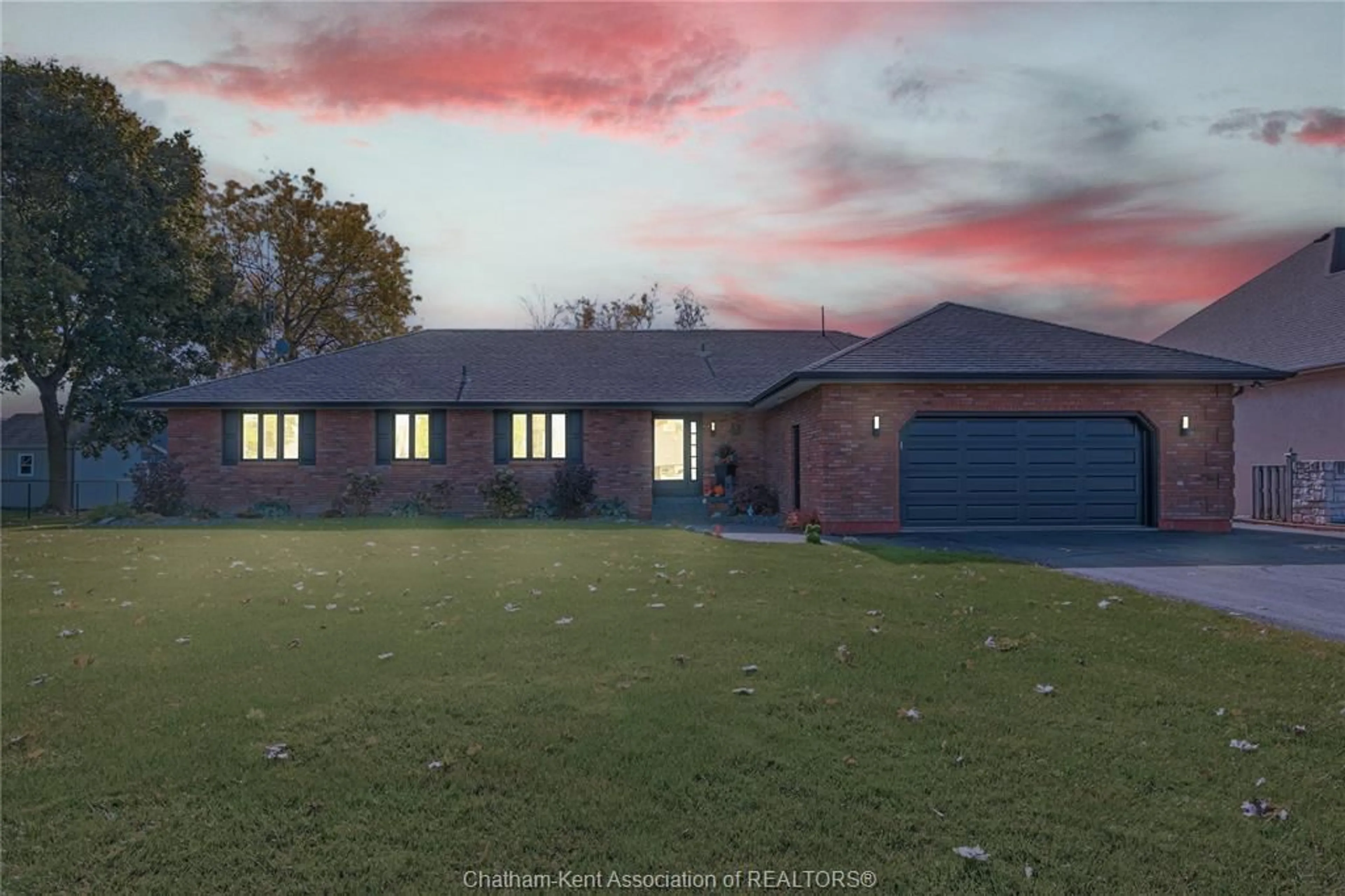 A pic from outside/outdoor area/front of a property/back of a property/a pic from drone, building for 19165 BLUE WATER Ave, Lighthouse Cove Ontario N0P 2L0