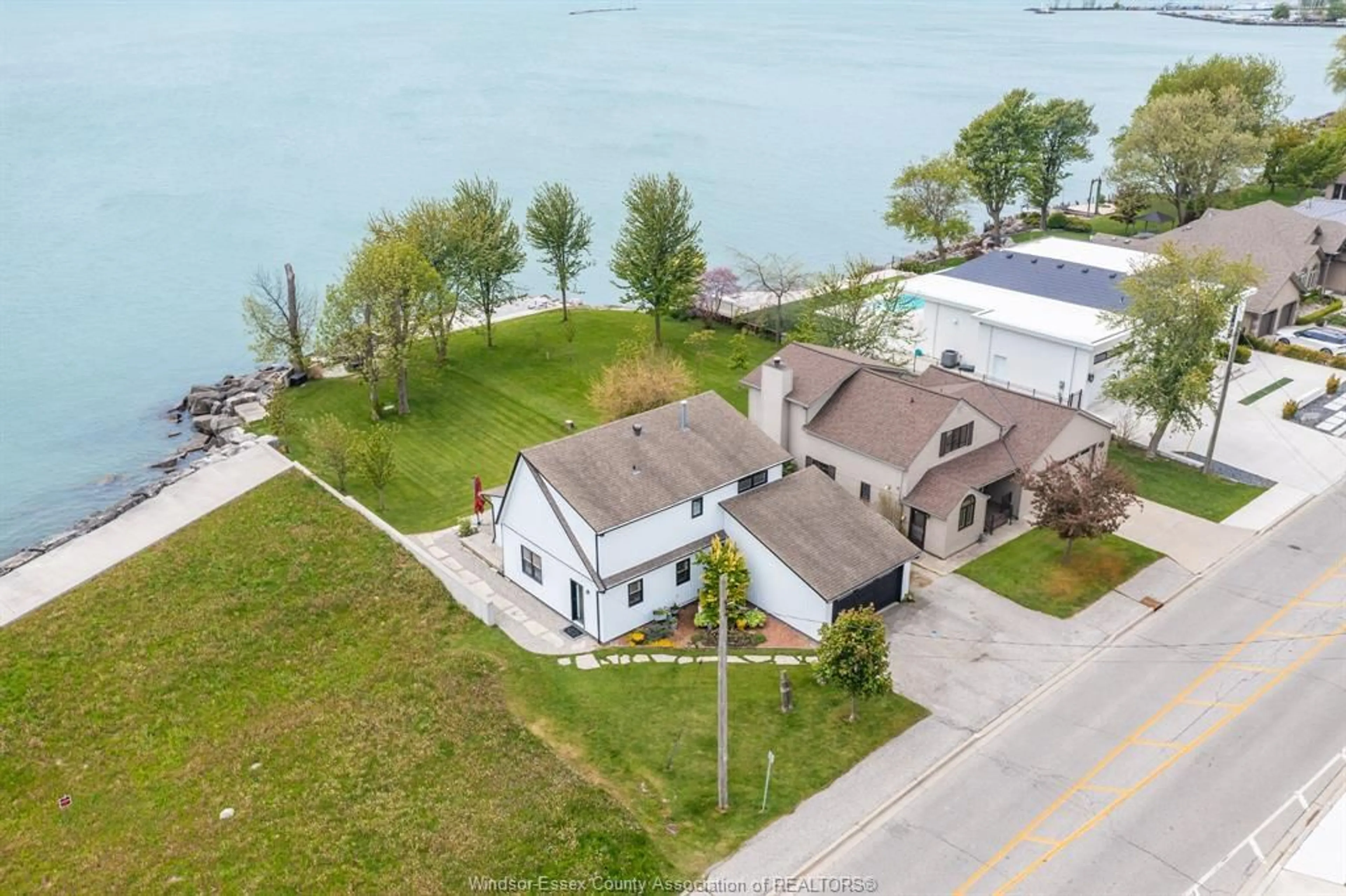 A pic from outside/outdoor area/front of a property/back of a property/a pic from drone, water/lake/river/ocean view for 198 ROBSON, Leamington Ontario N8H 5R1