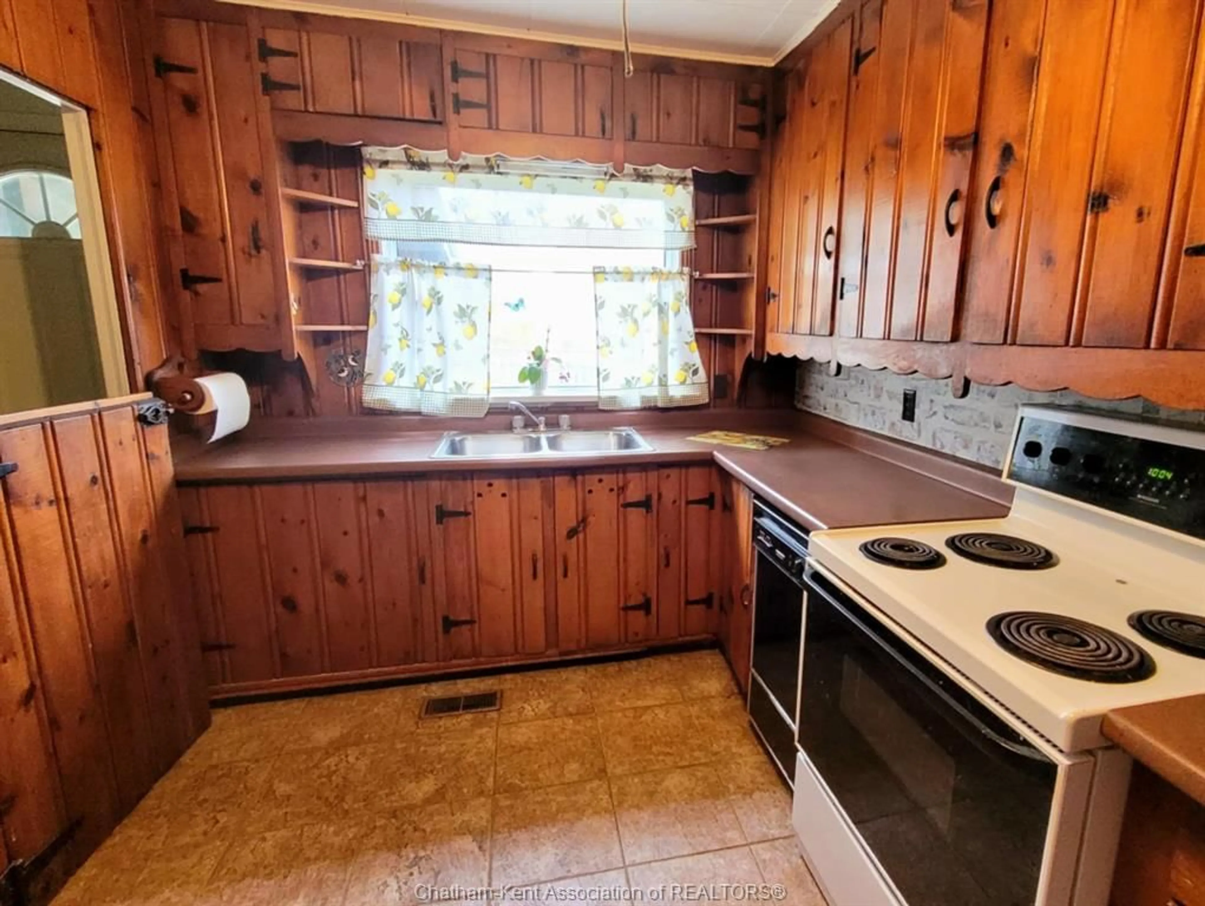 Standard kitchen, unknown for 1720 Dufferin Ave, Wallaceburg Ontario N8A 2X4