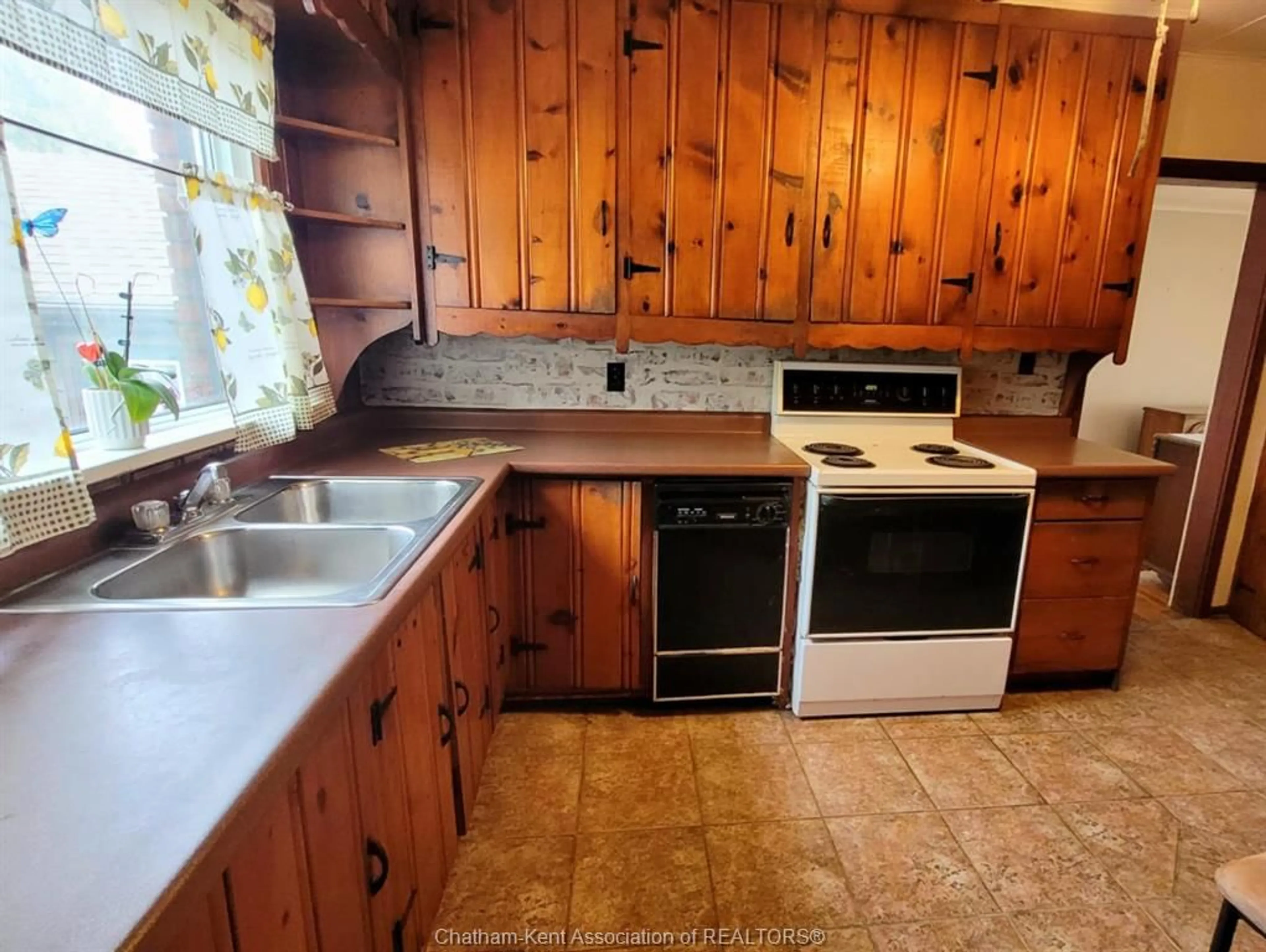 Standard kitchen, unknown for 1720 Dufferin Ave, Wallaceburg Ontario N8A 2X4