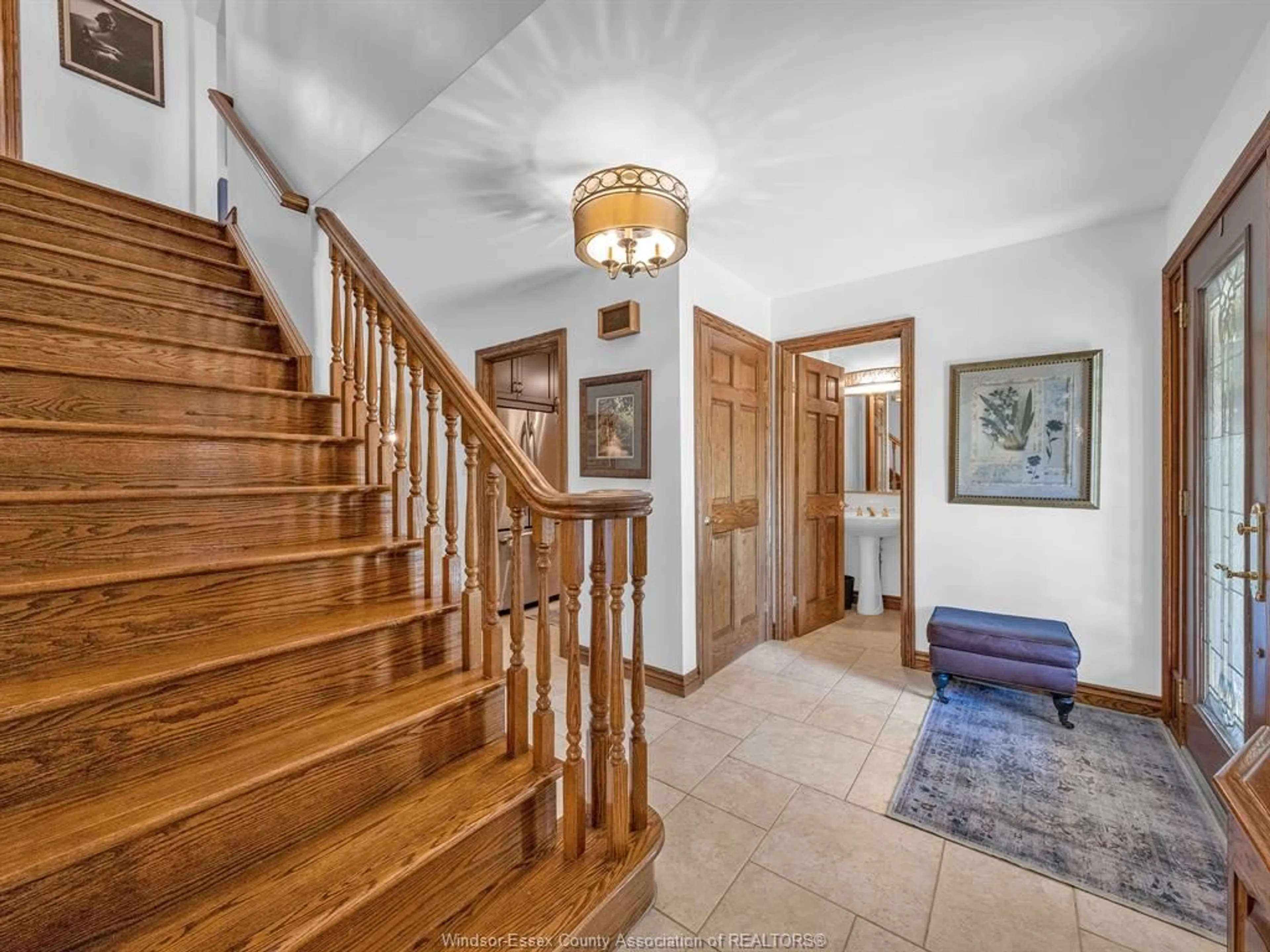 Indoor foyer for 512 Cambridge Crt, Tecumseh Ontario N8N 4B4