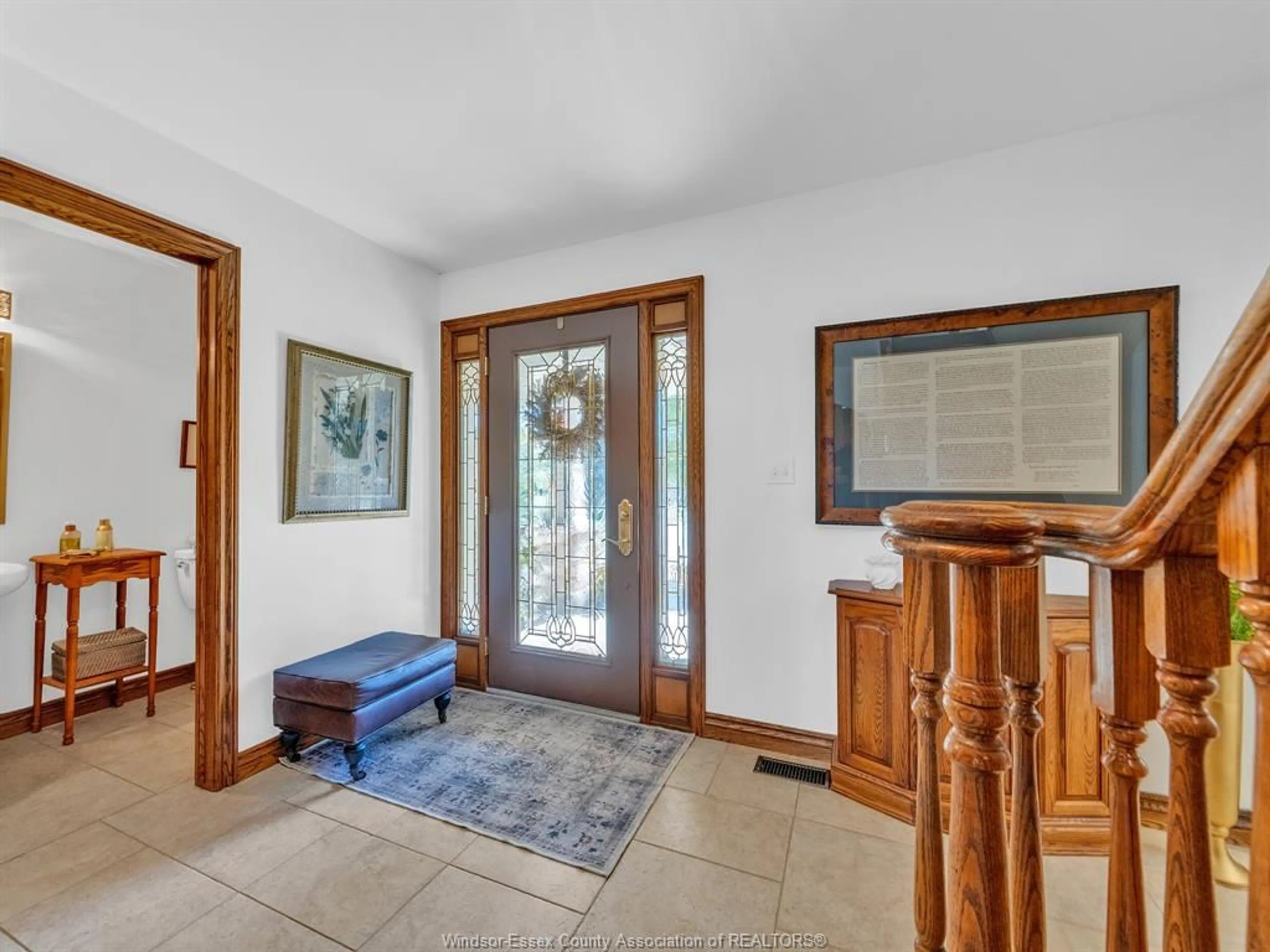 Indoor foyer for 512 Cambridge Crt, Tecumseh Ontario N8N 4B4